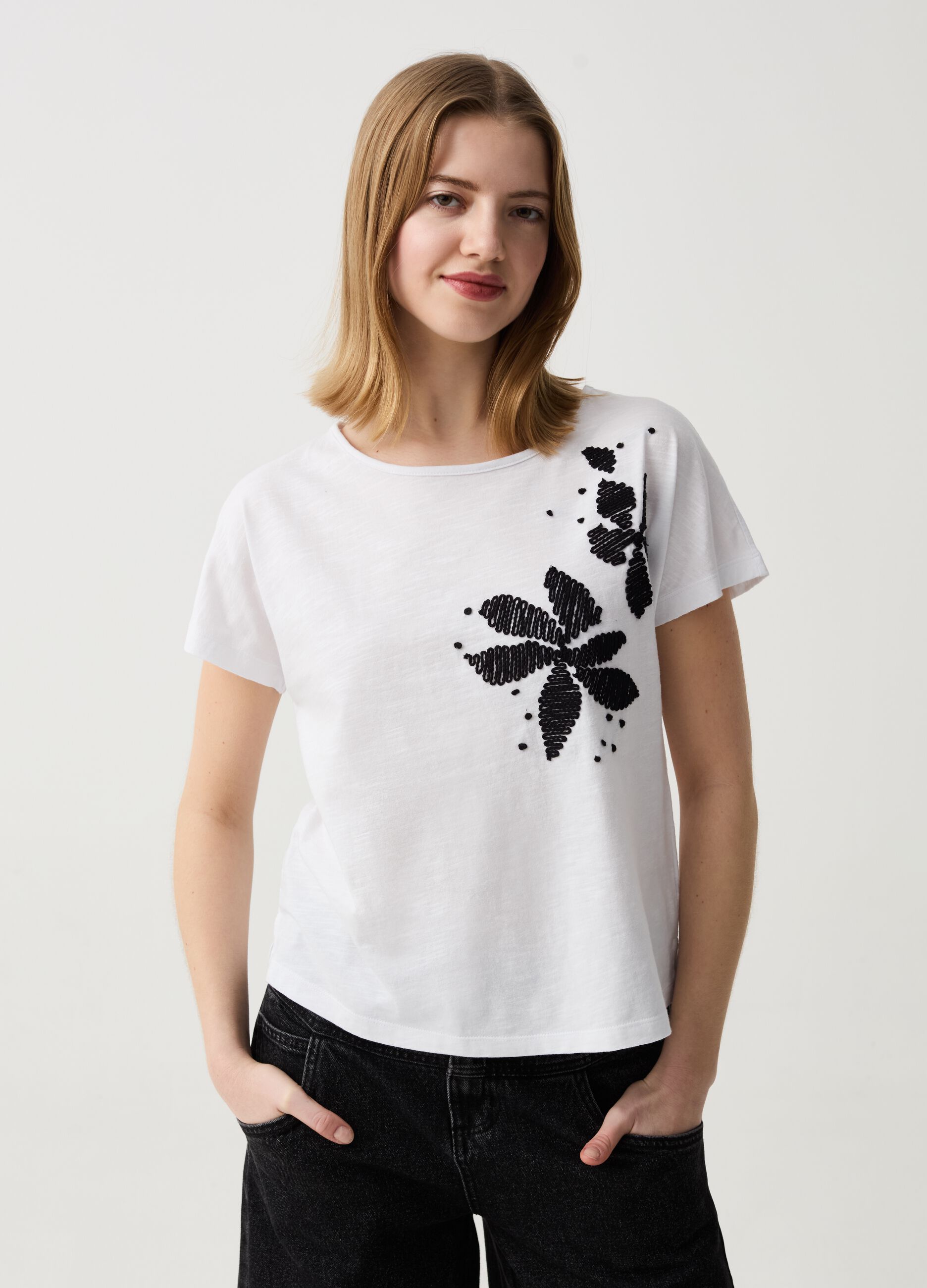 Camiseta de algodón con bordado flores