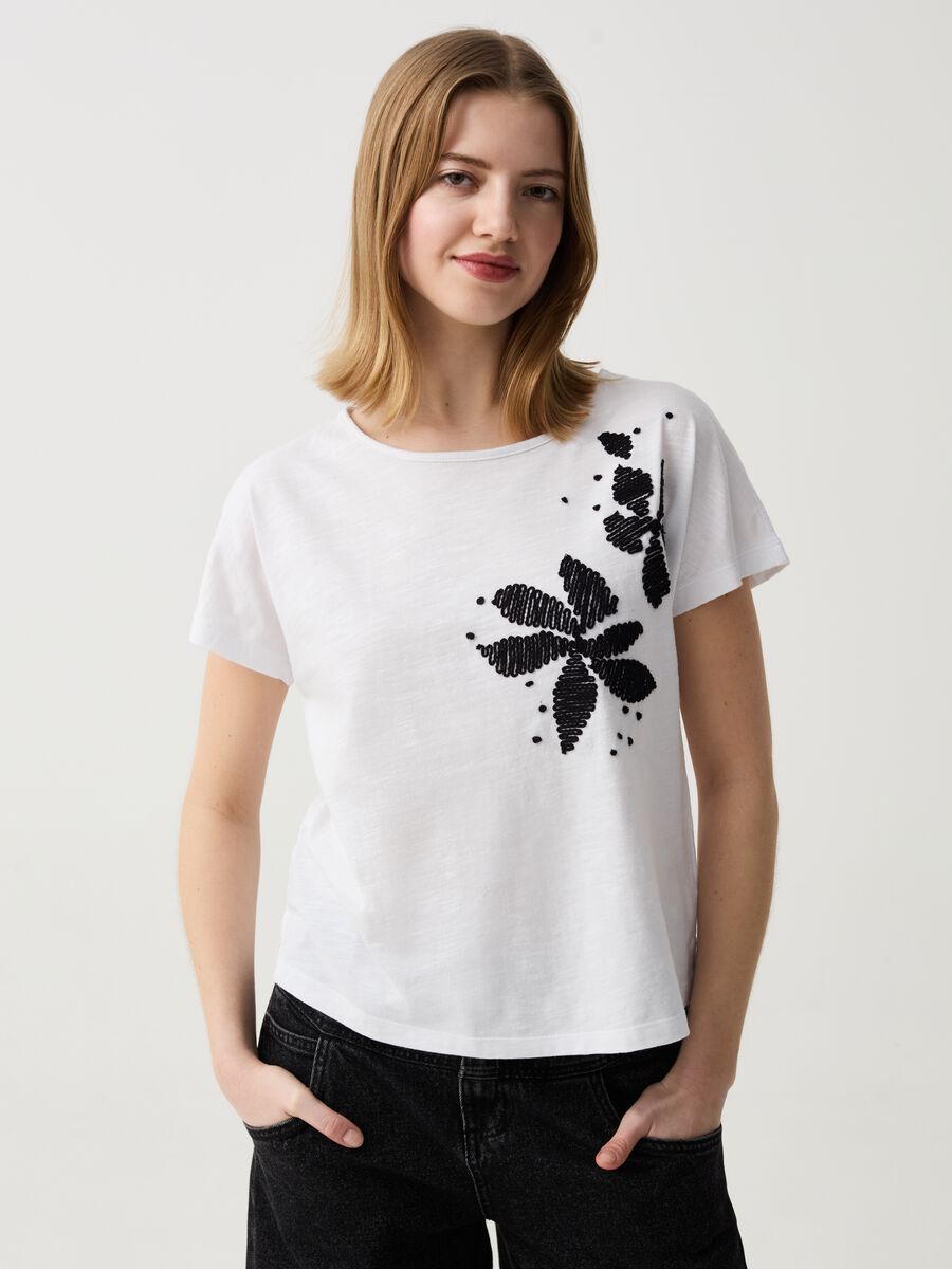 Camiseta de algodón con bordado flores_0