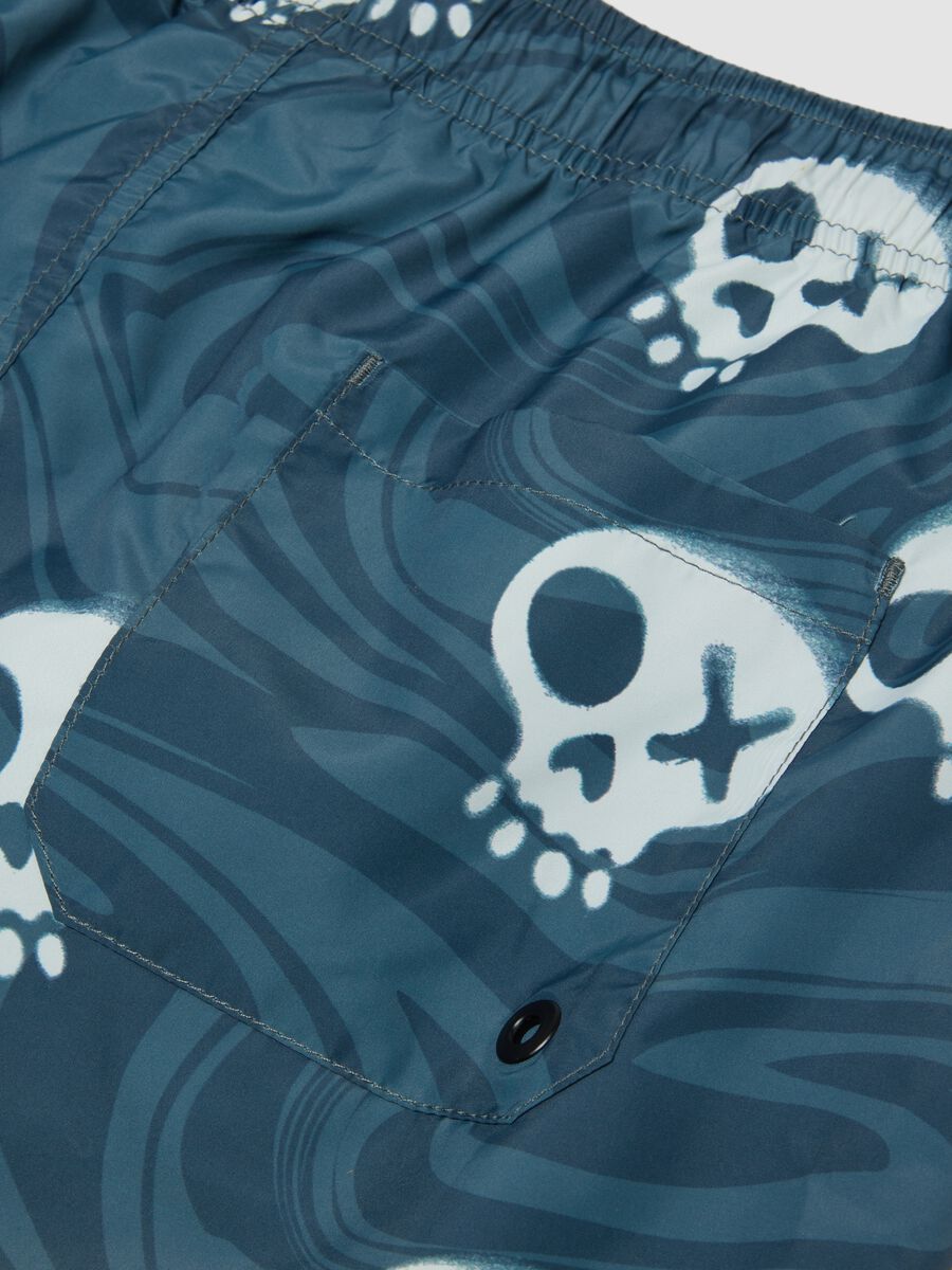 Short de bain bleu &agrave; imprim&eacute; t&ecirc;tes de mort_3