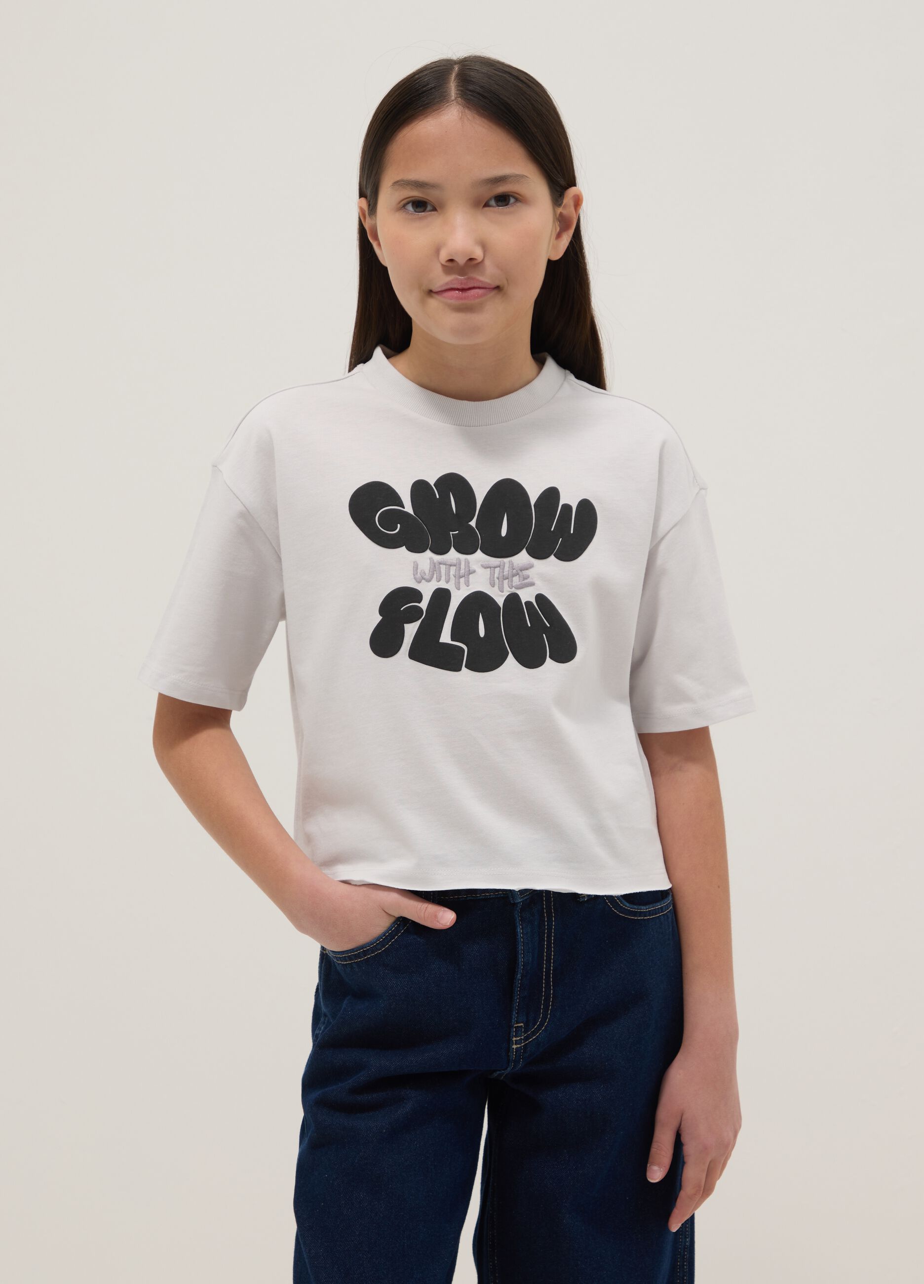 T-shirt branca de menina em puro algod&atilde;o boxy fit com estampado