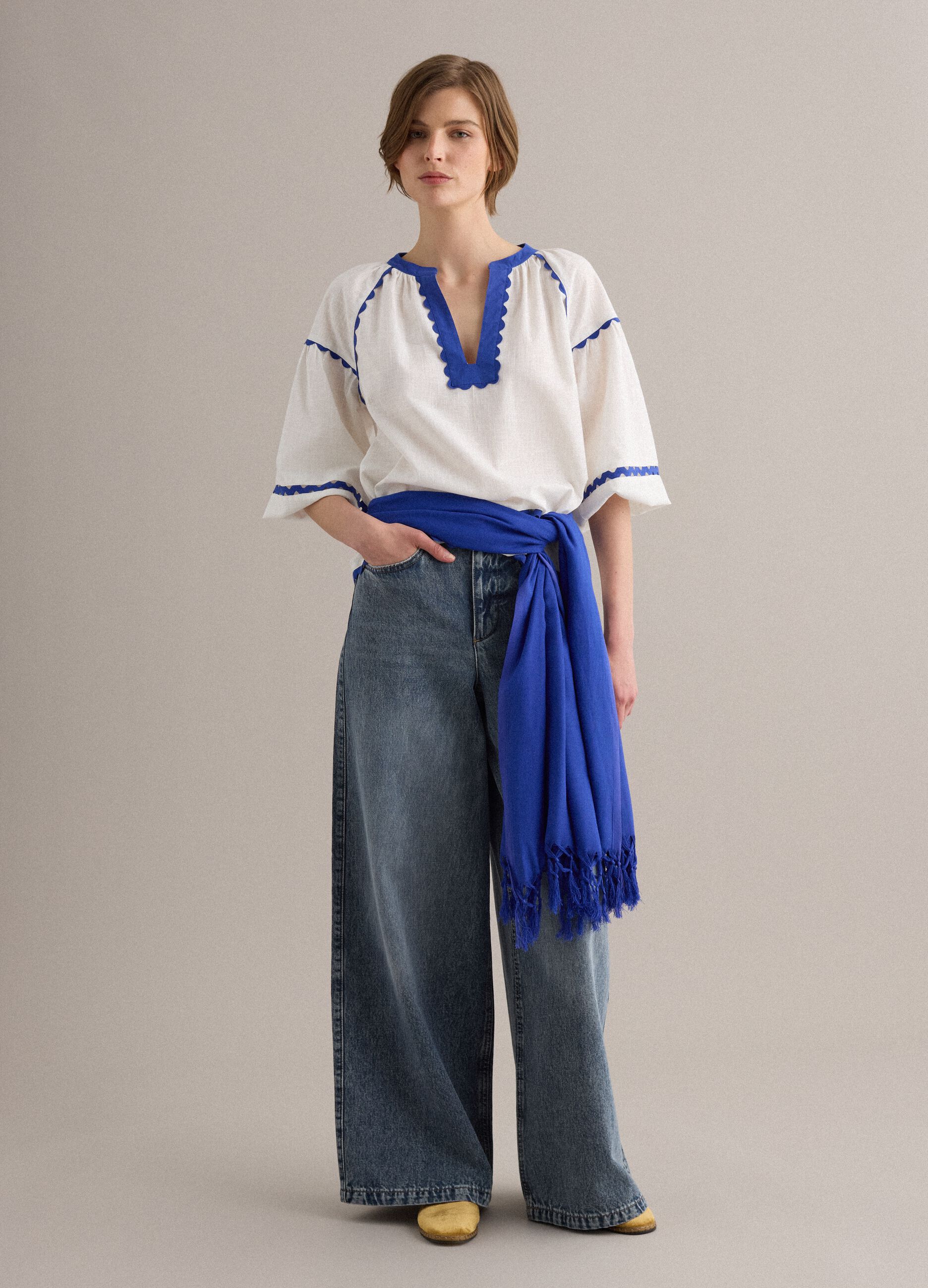 Blaue Schalmischung aus Viskose und Leinen mit Fransen