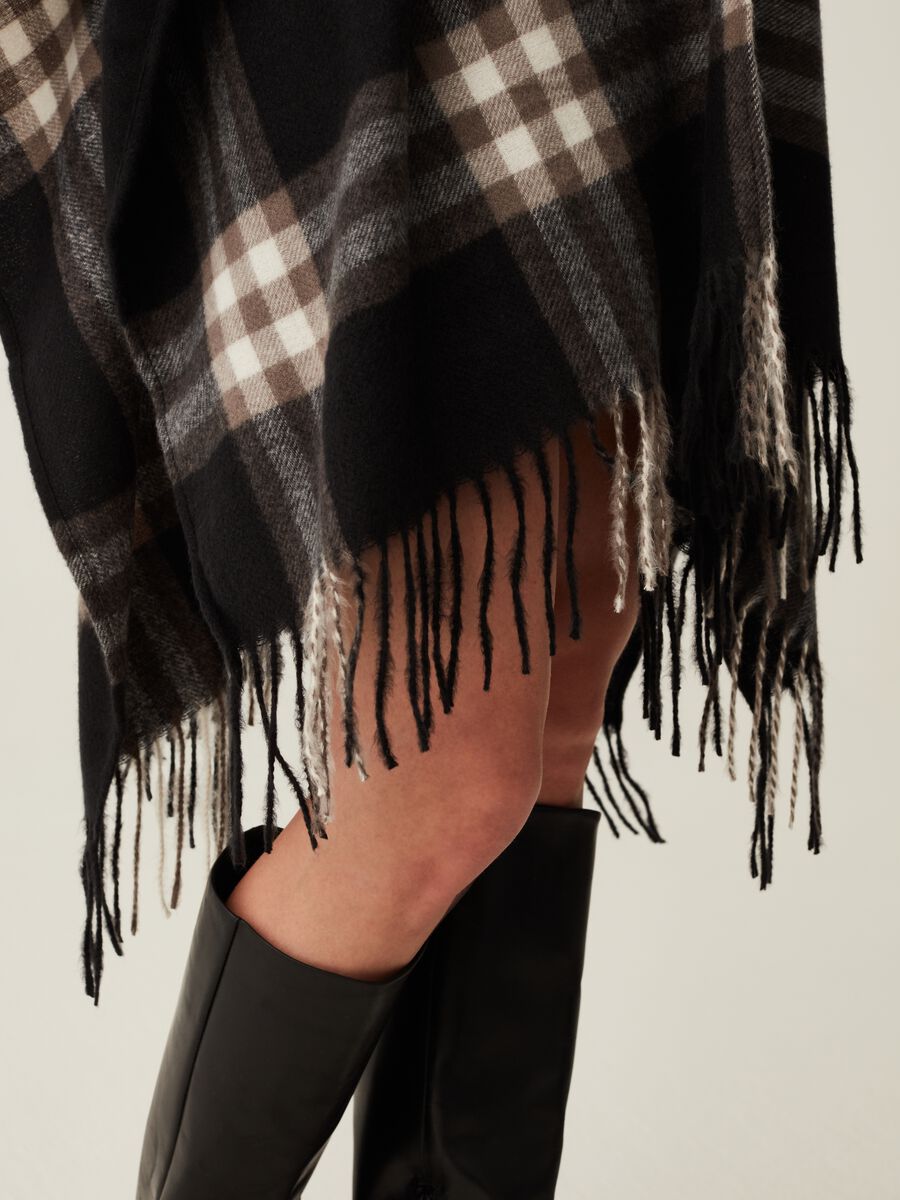 Check poncho with fringe_3