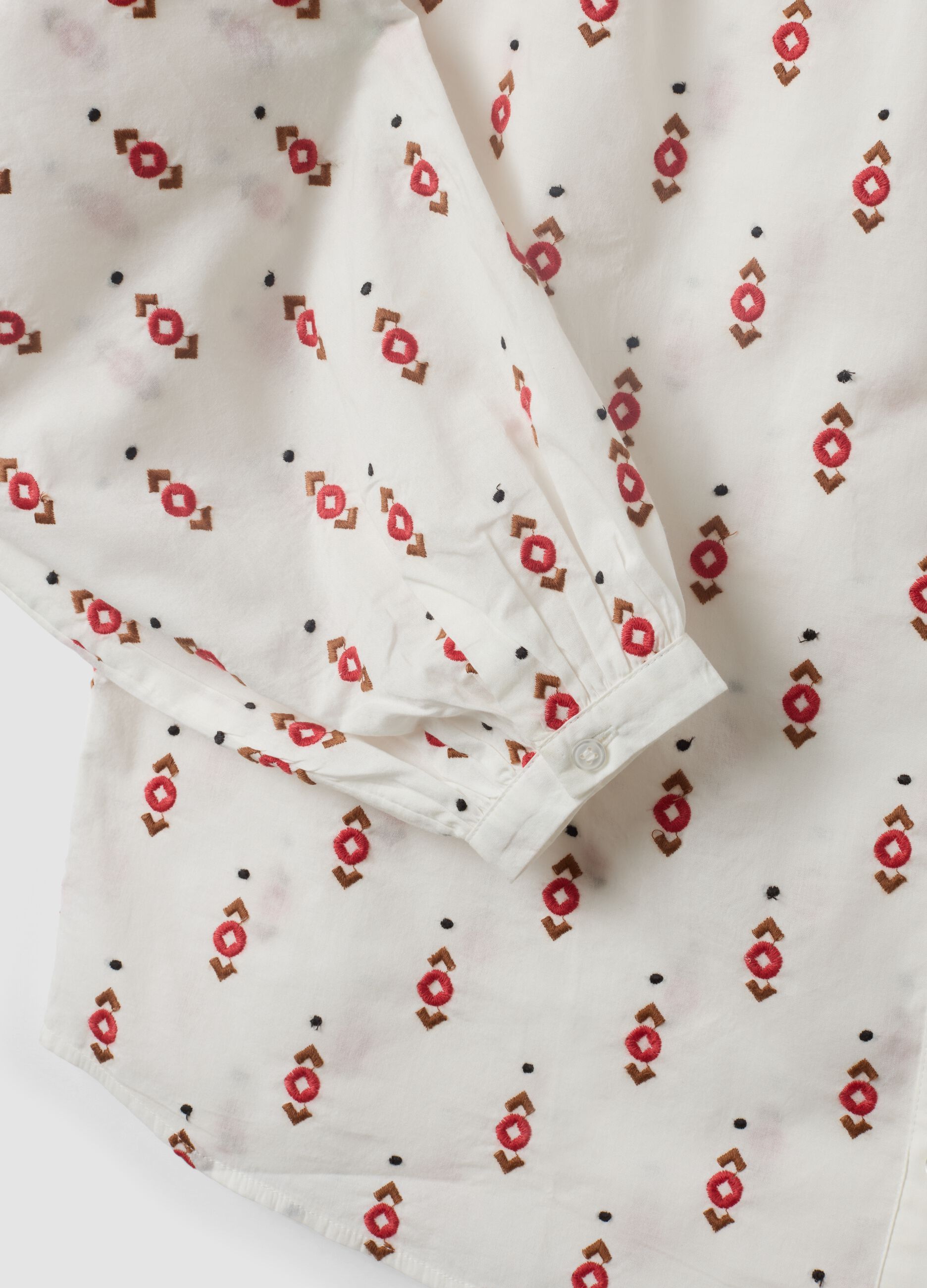 Camisa branca em algod&atilde;o puro com padr&atilde;o bordado, corte regular