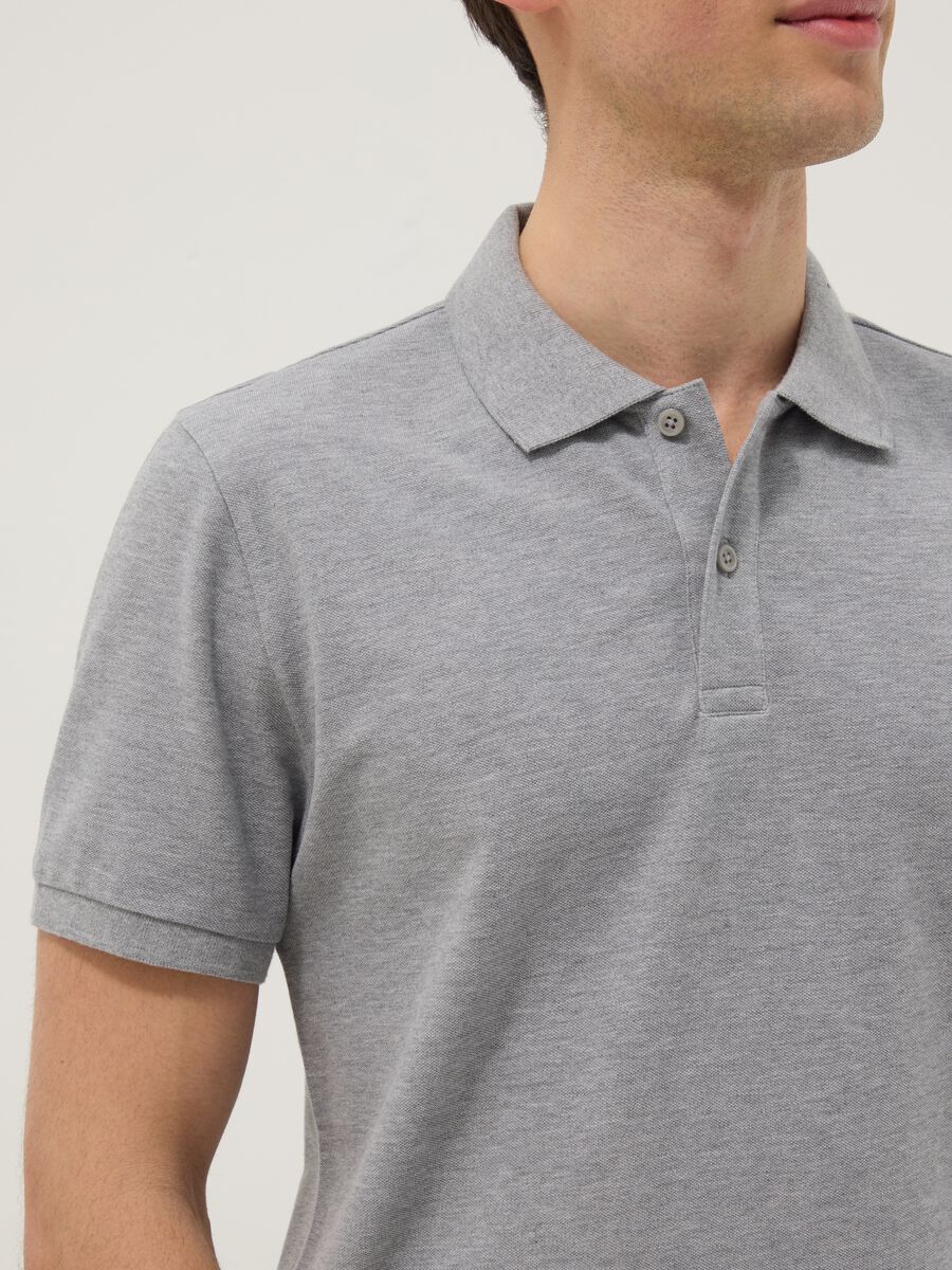 Graues Poloshirt aus reiner Baumwolle mit kurzen &Auml;rmeln, Regular Fit_4