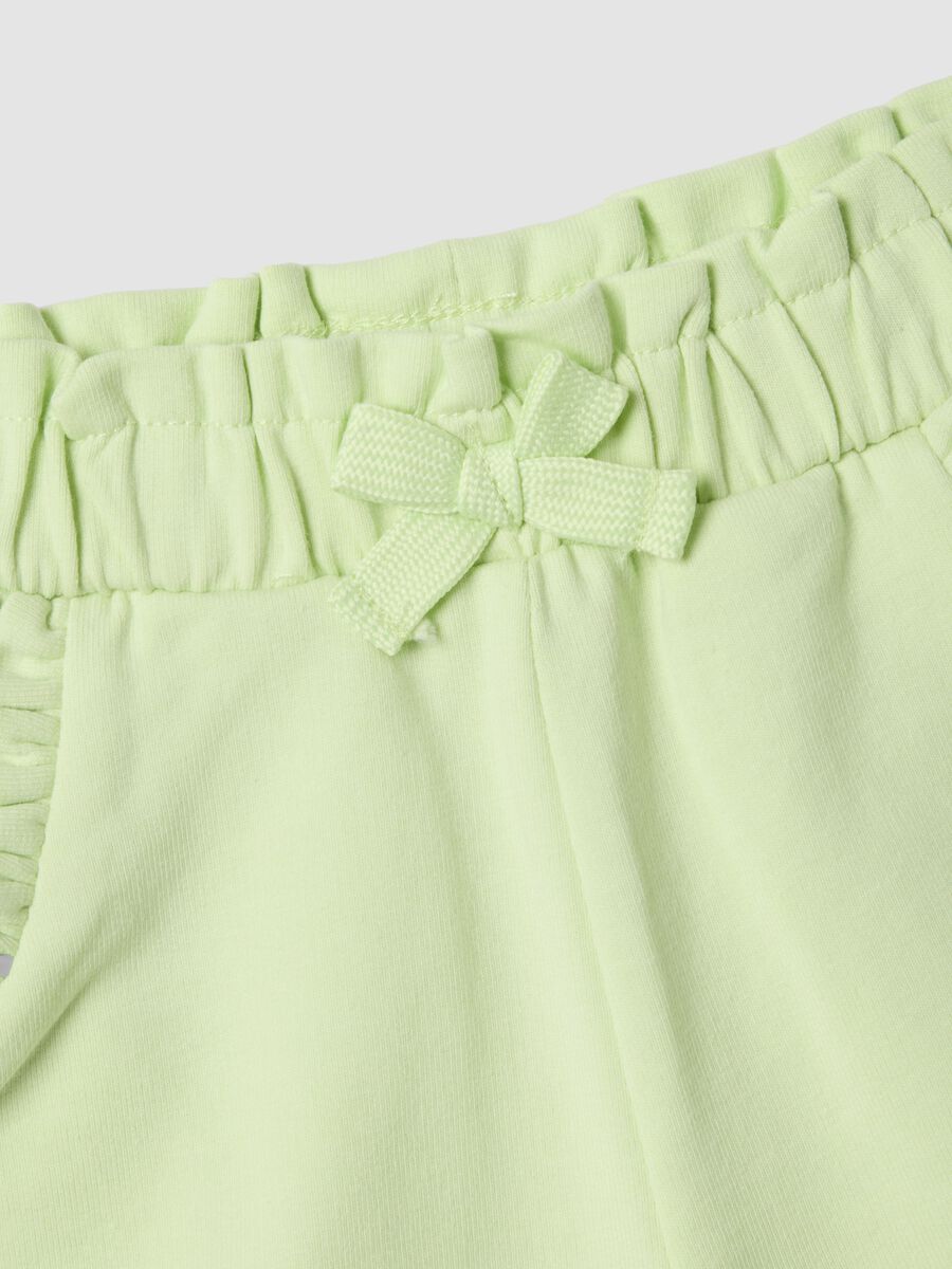 Gr&uuml;ne Shorts aus Stretch-Baumwolle f&uuml;r M&auml;dchen mit Schleife_2