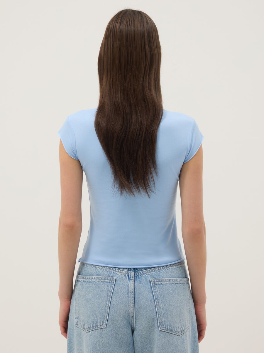 Blaue, figurbetonte T-Shirt aus Stretch-Baumwolle mit Print_3