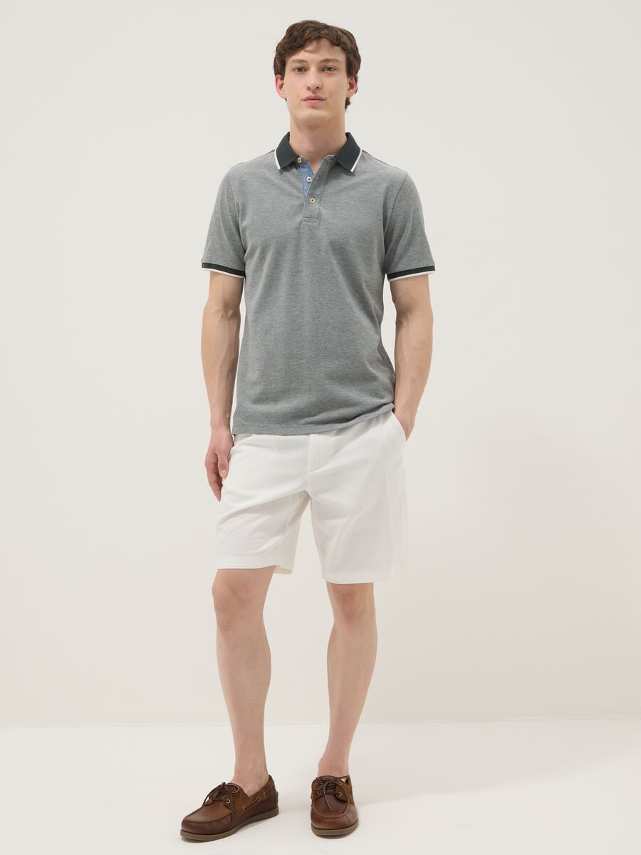 Graues Poloshirt aus reiner Baumwolle mit klassischem Kragen_1