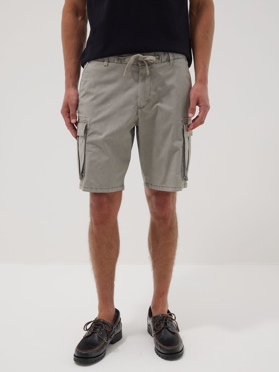Graue Cargo-Shorts aus elastischer Baumwolle_1