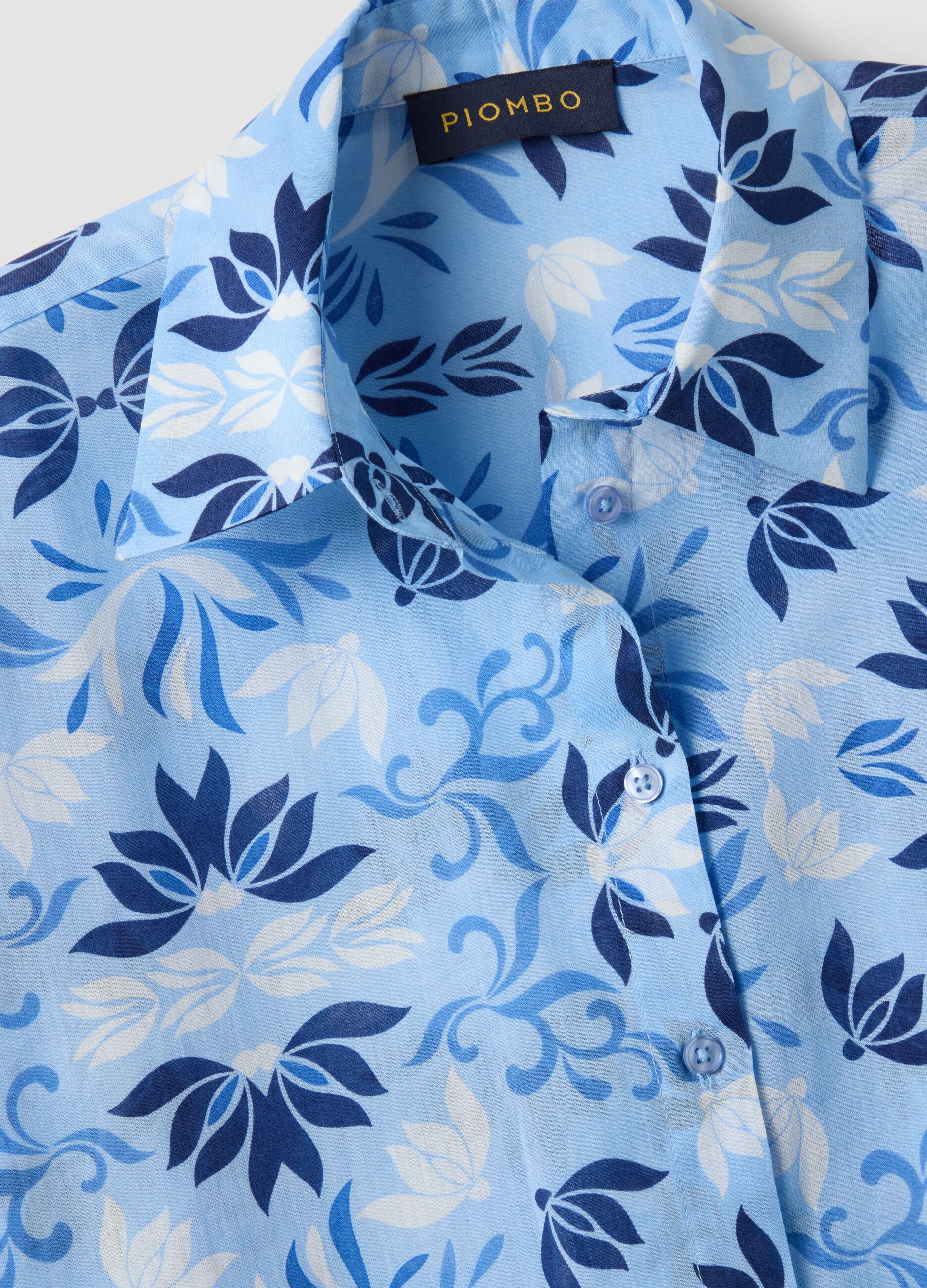 Camisa azul-clara de manga curta em algod&atilde;o puro