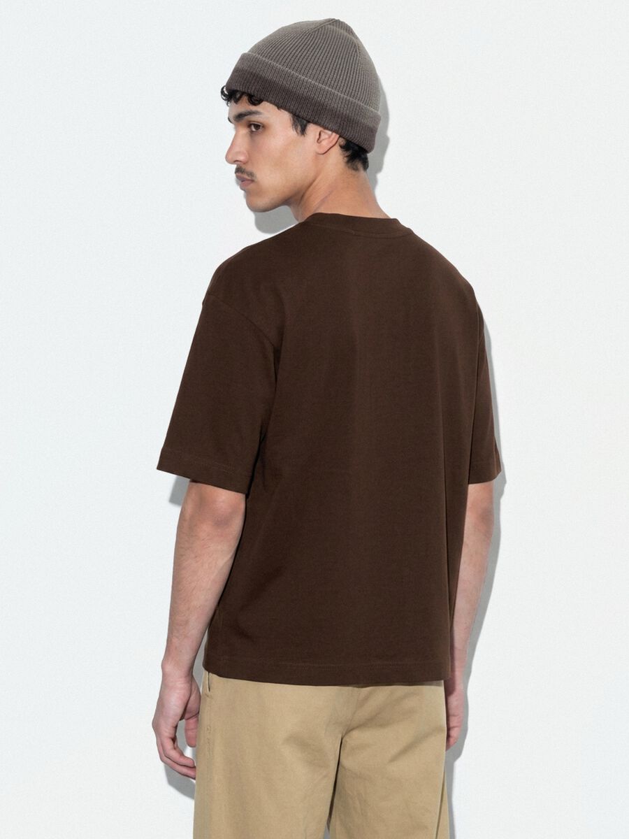 T-shirt castanha em puro algod&atilde;o com bolso, corte boxy_2