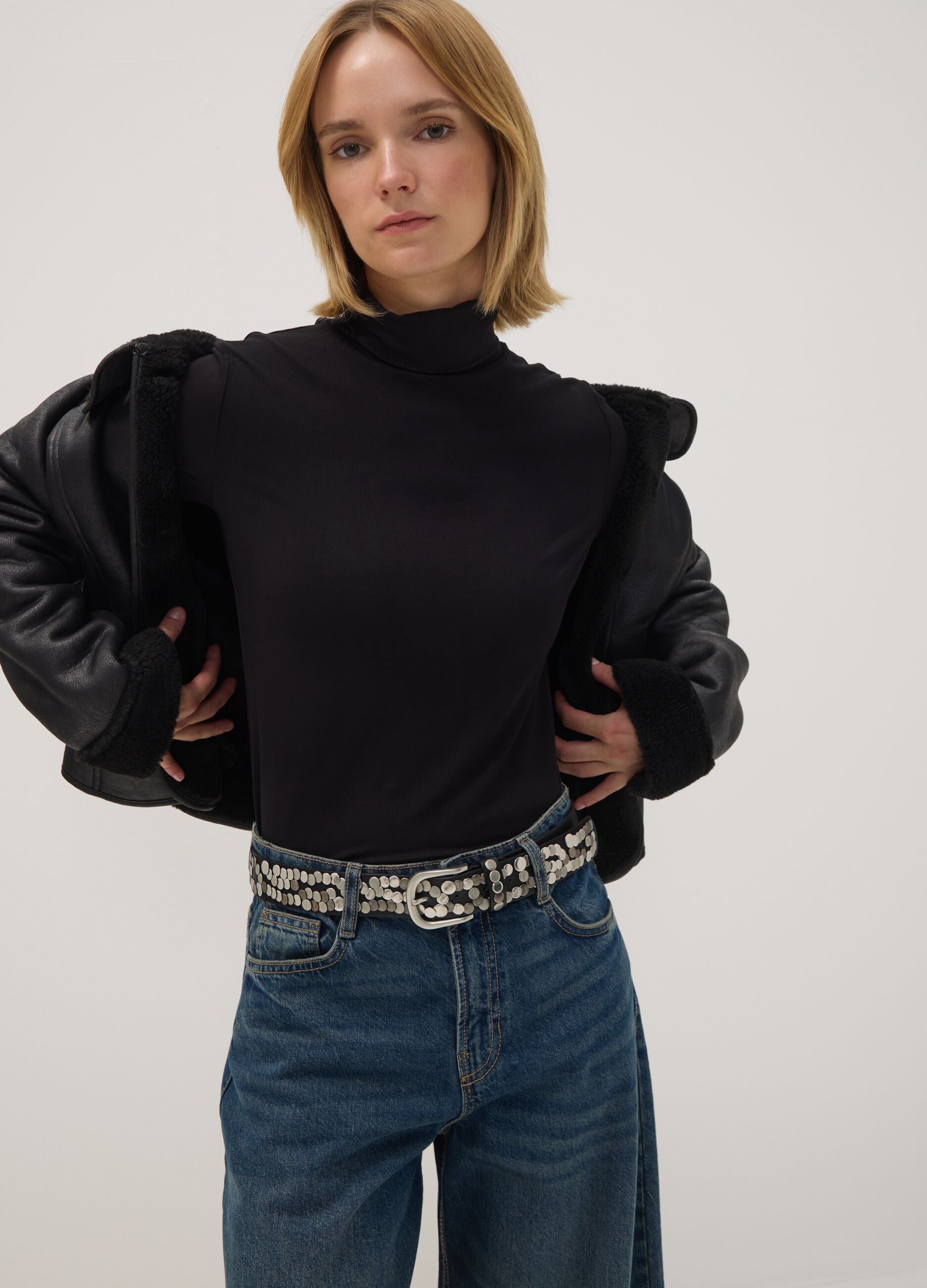 Schwarzes Shirt aus elastischer Viskose mit Stehkragen, Regular Fit