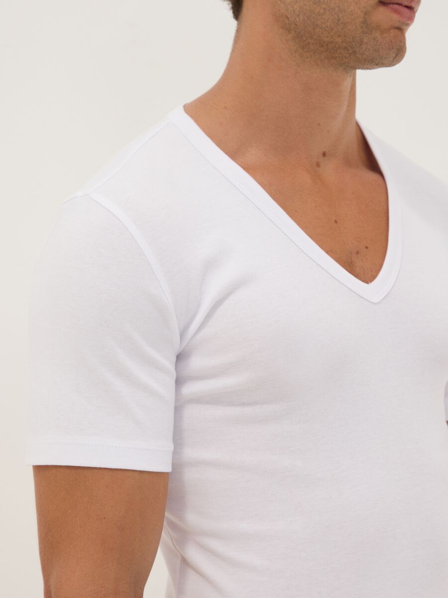 2-pack of white organic cotton T-shirts with deep V-neck_2