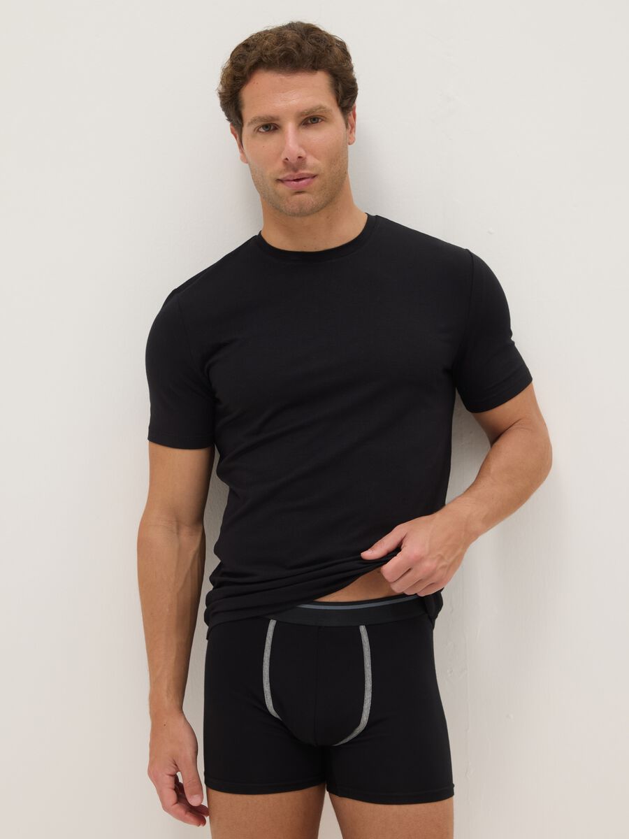 Schwarzes Rundhals-T-Shirt in regul&auml;rer Passform aus Baumwollmischung_0