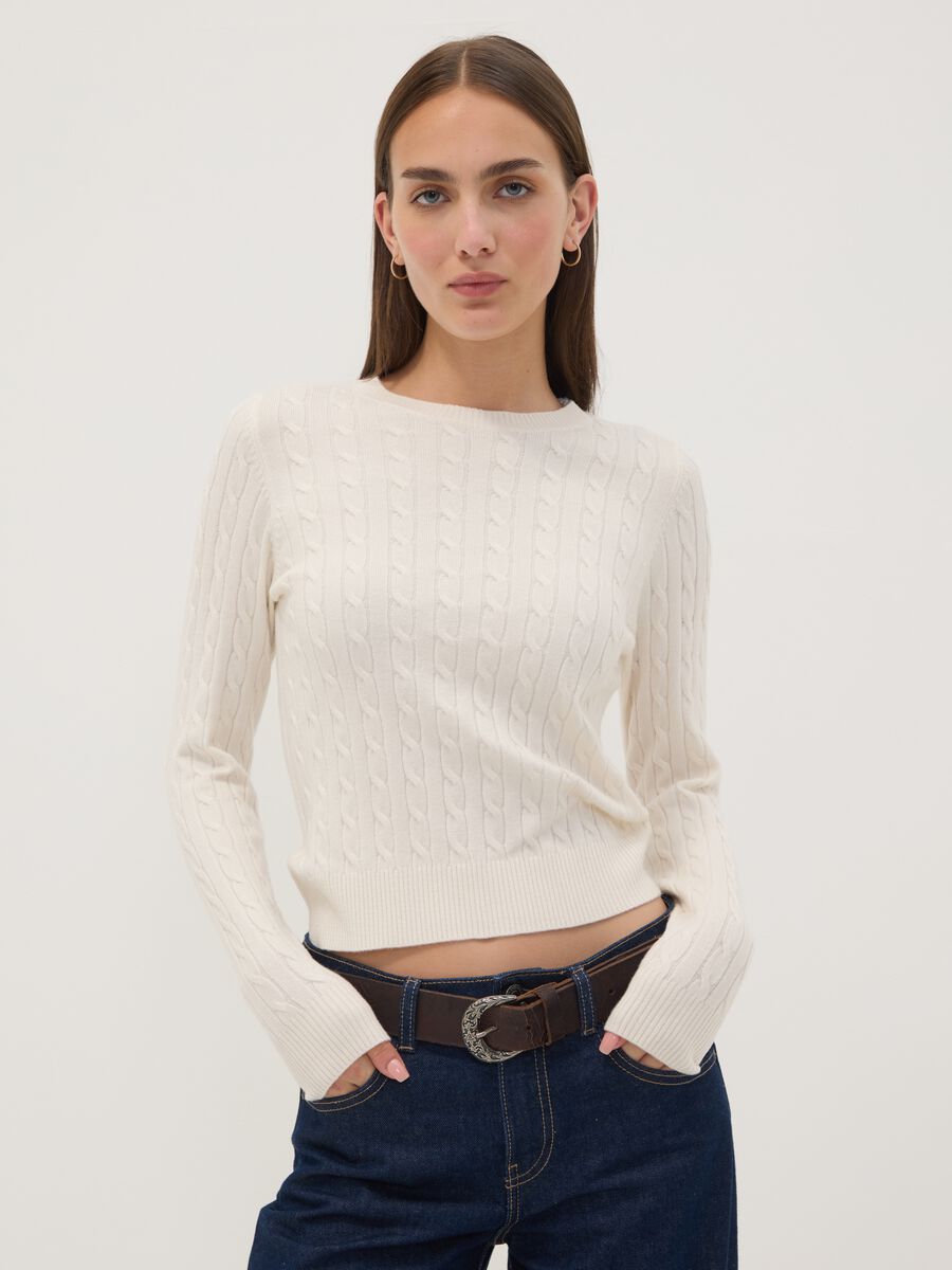 Camisola branca de gola redonda com tran&ccedil;as, corte regular_0