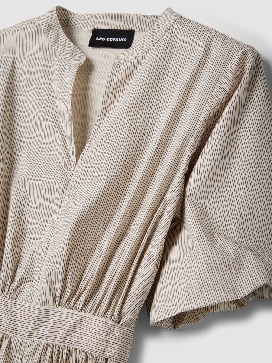 Beiges Maxikleid aus reiner Baumwolle mit Streifen, Regular Fit und V-Ausschnitt_5