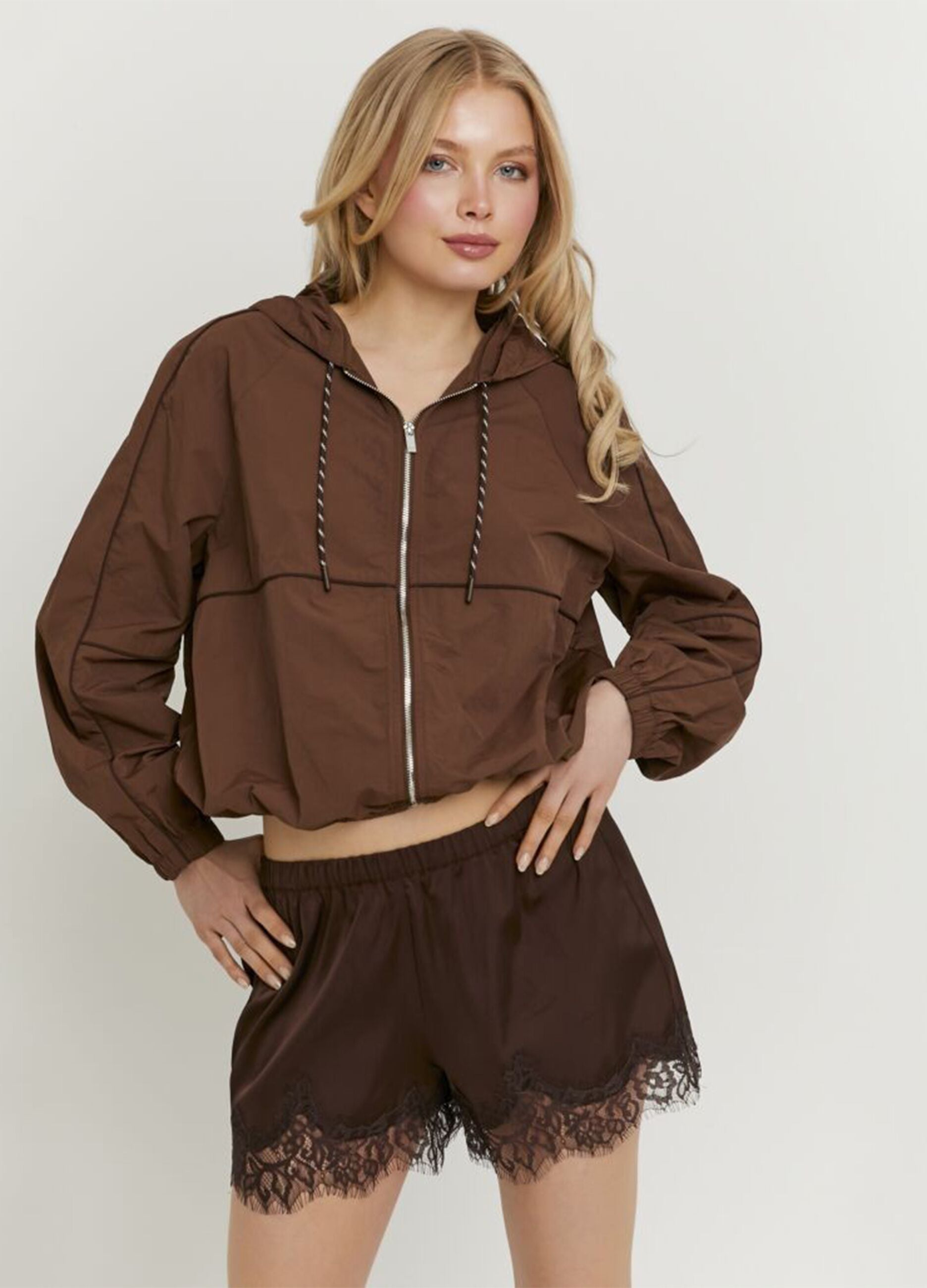 Braune Stretch-Shorts mit Spitzensaum
