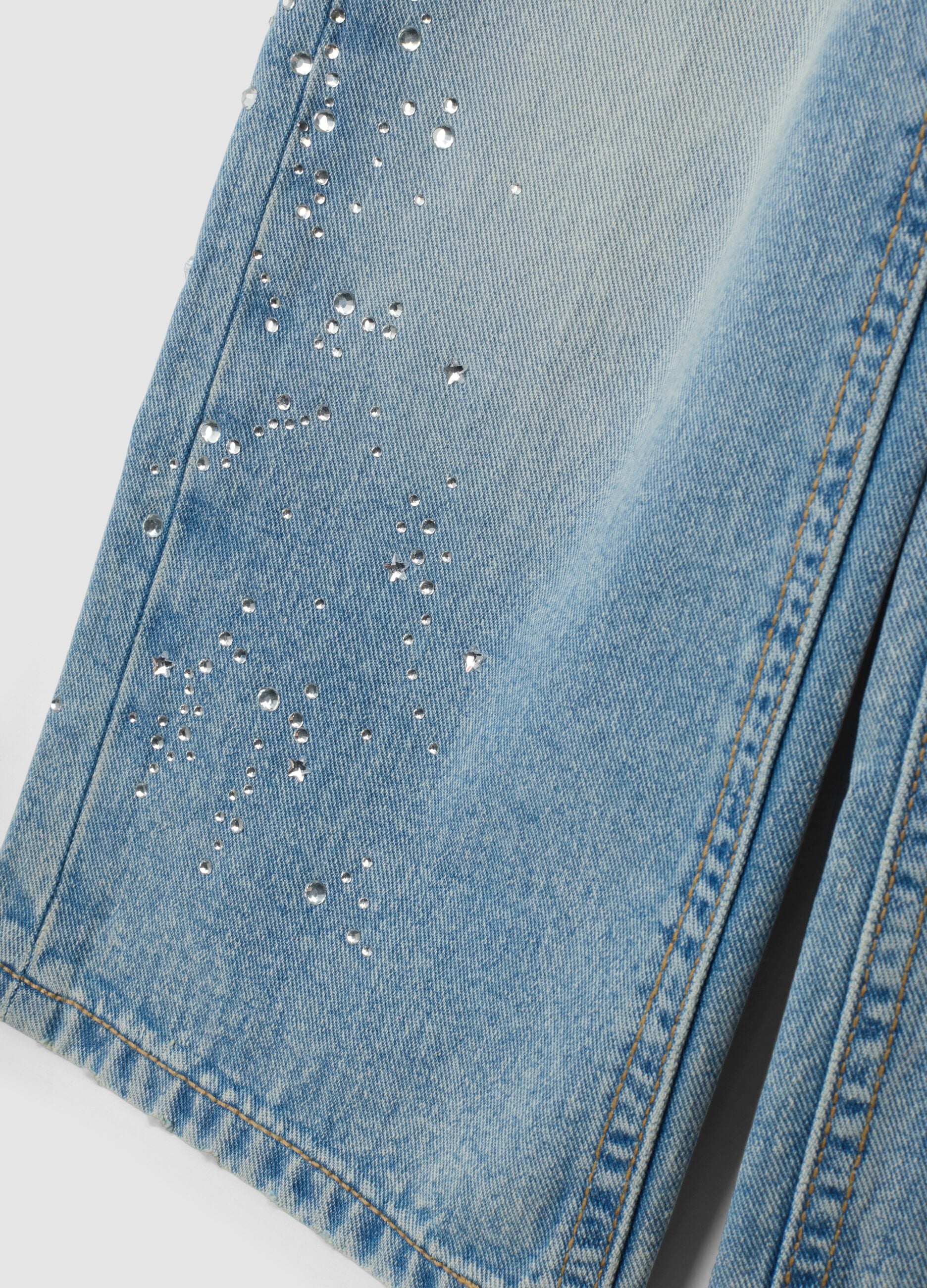 Jeans de ganga 100% algod&atilde;o straight fit com strass