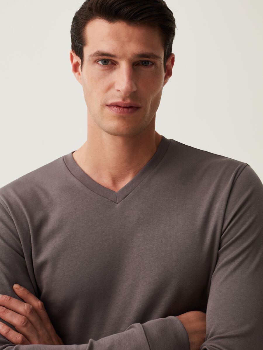 Long-sleeved T-shirt with V neck_1