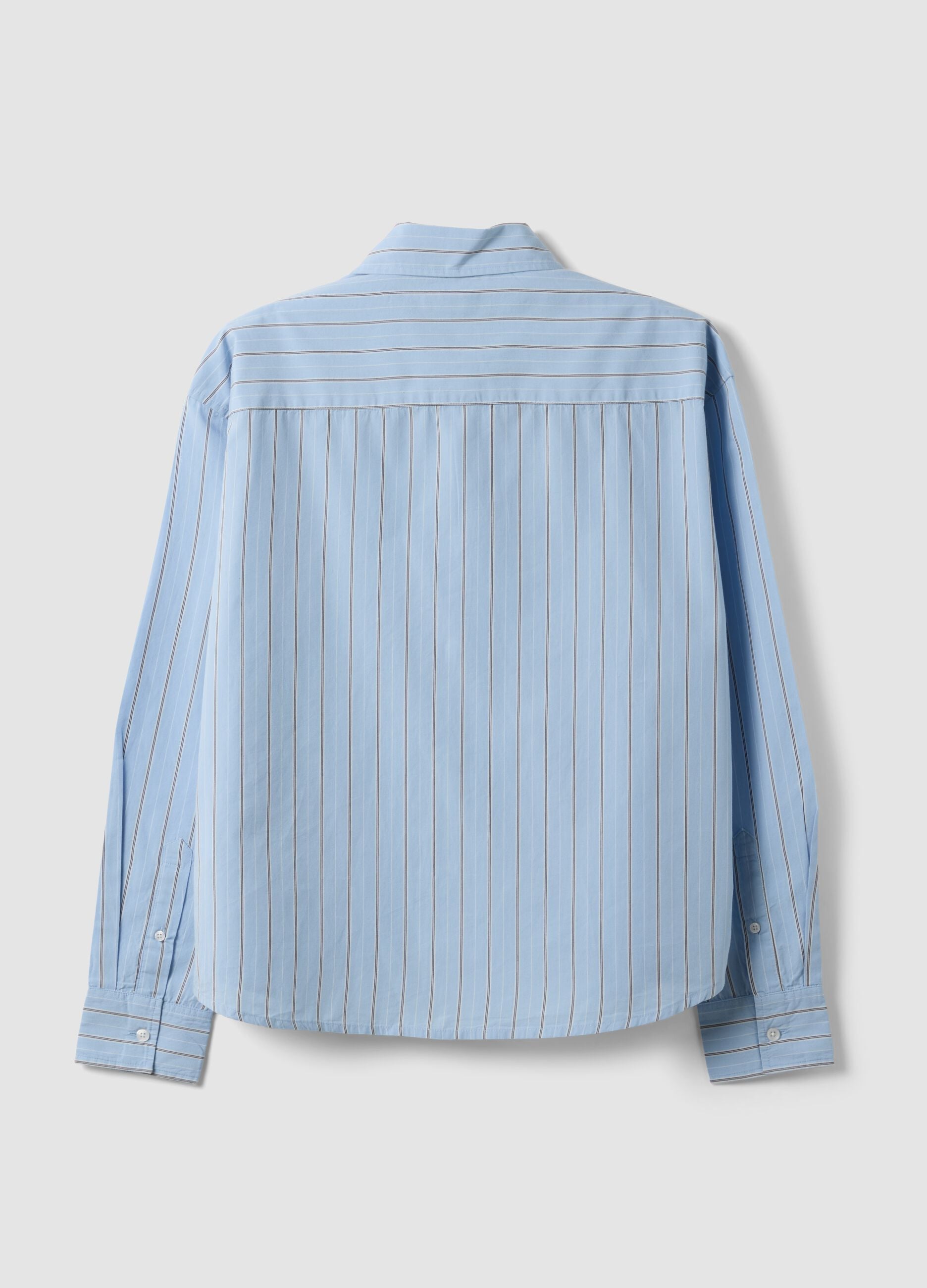 Camisa azul cropped em algod&atilde;o puro &agrave;s riscas, corte oversize