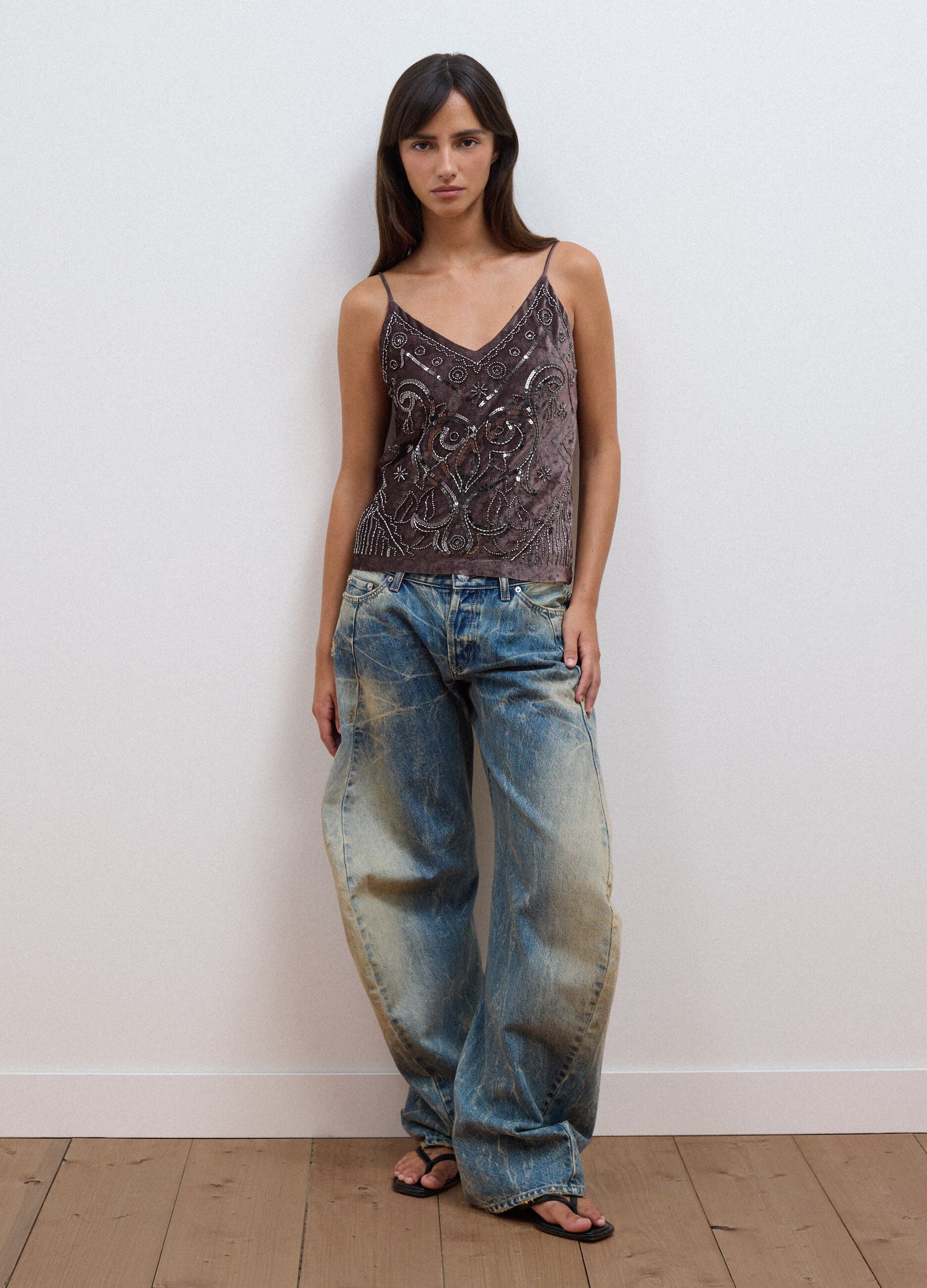 Braunes, figurbetontes Tanktop aus Stretchstoff mit Pailletten
