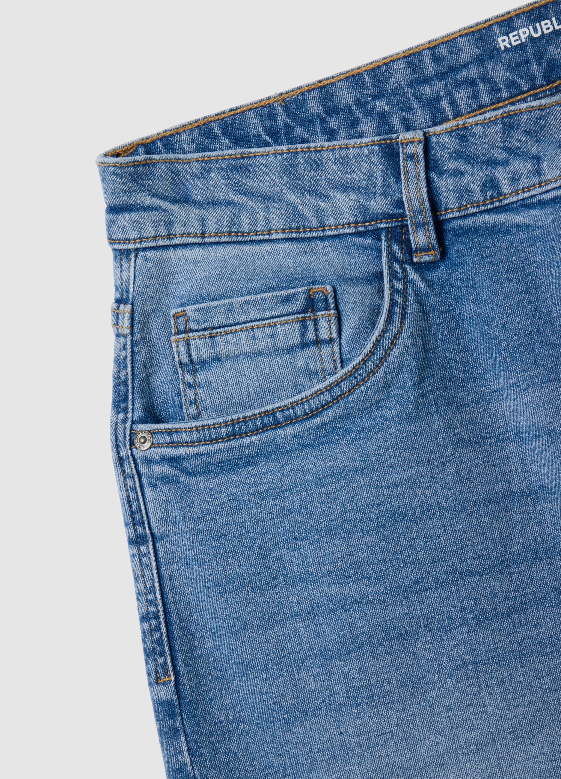 Herren-Bermuda in Hellblau, Slim Fit Denim