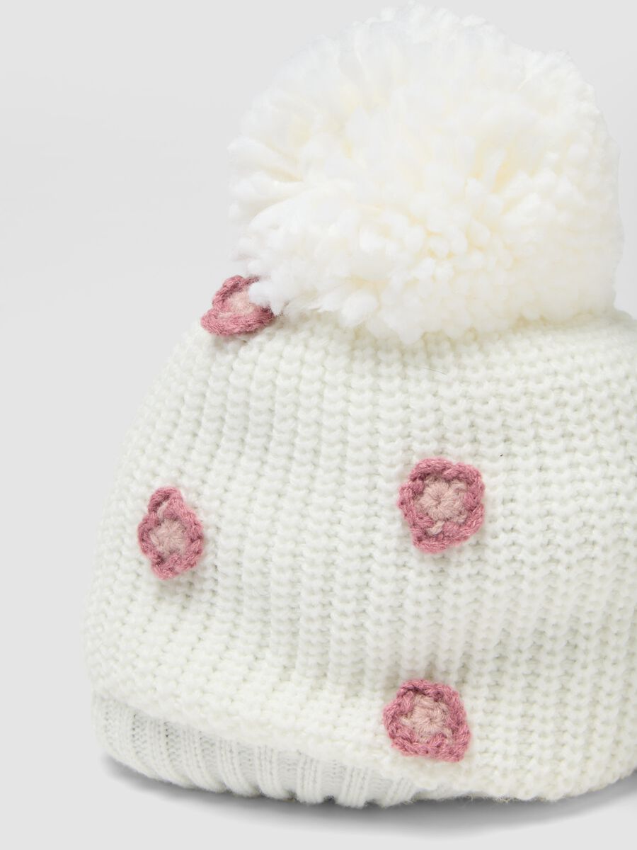 Cappello bianco in maglia con pon pon e fiori_2