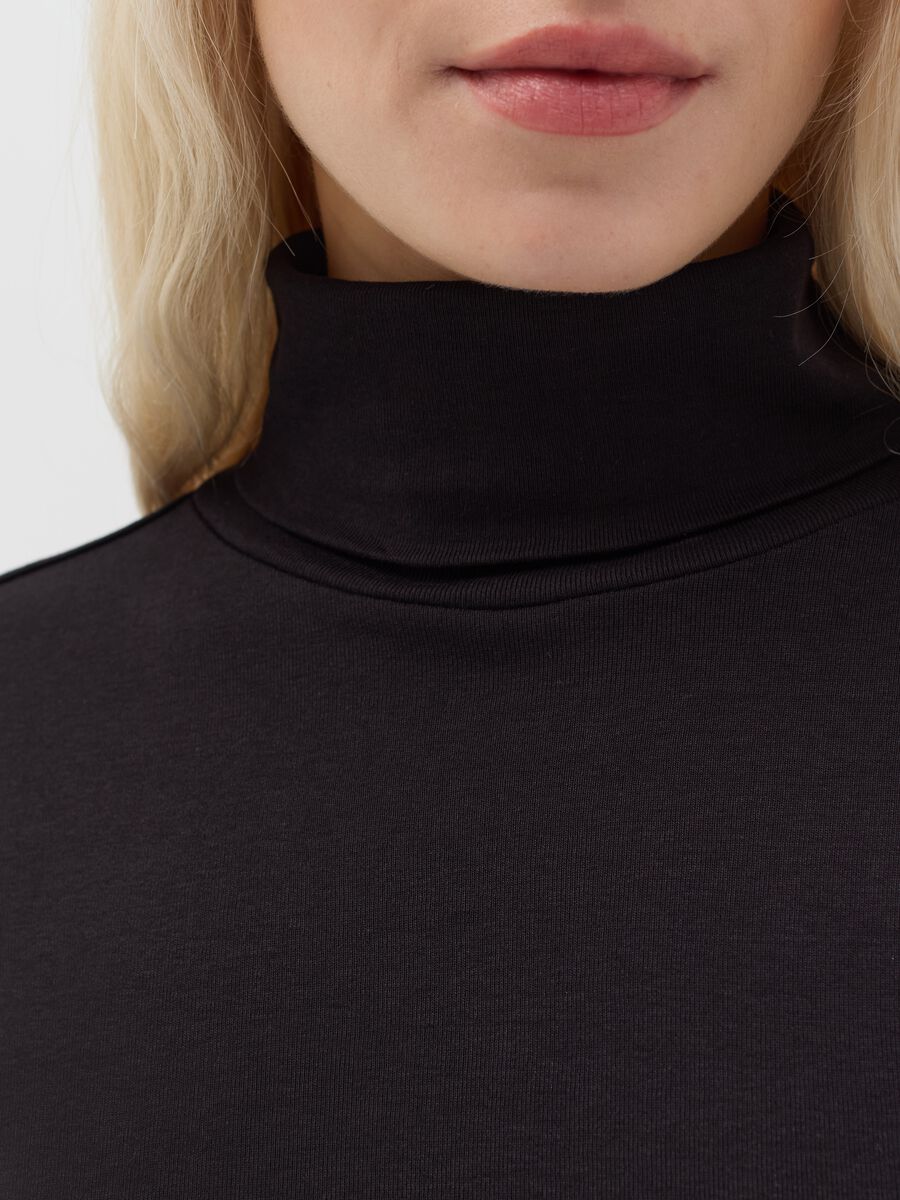 Long-sleeved T-shirt with high neck_3