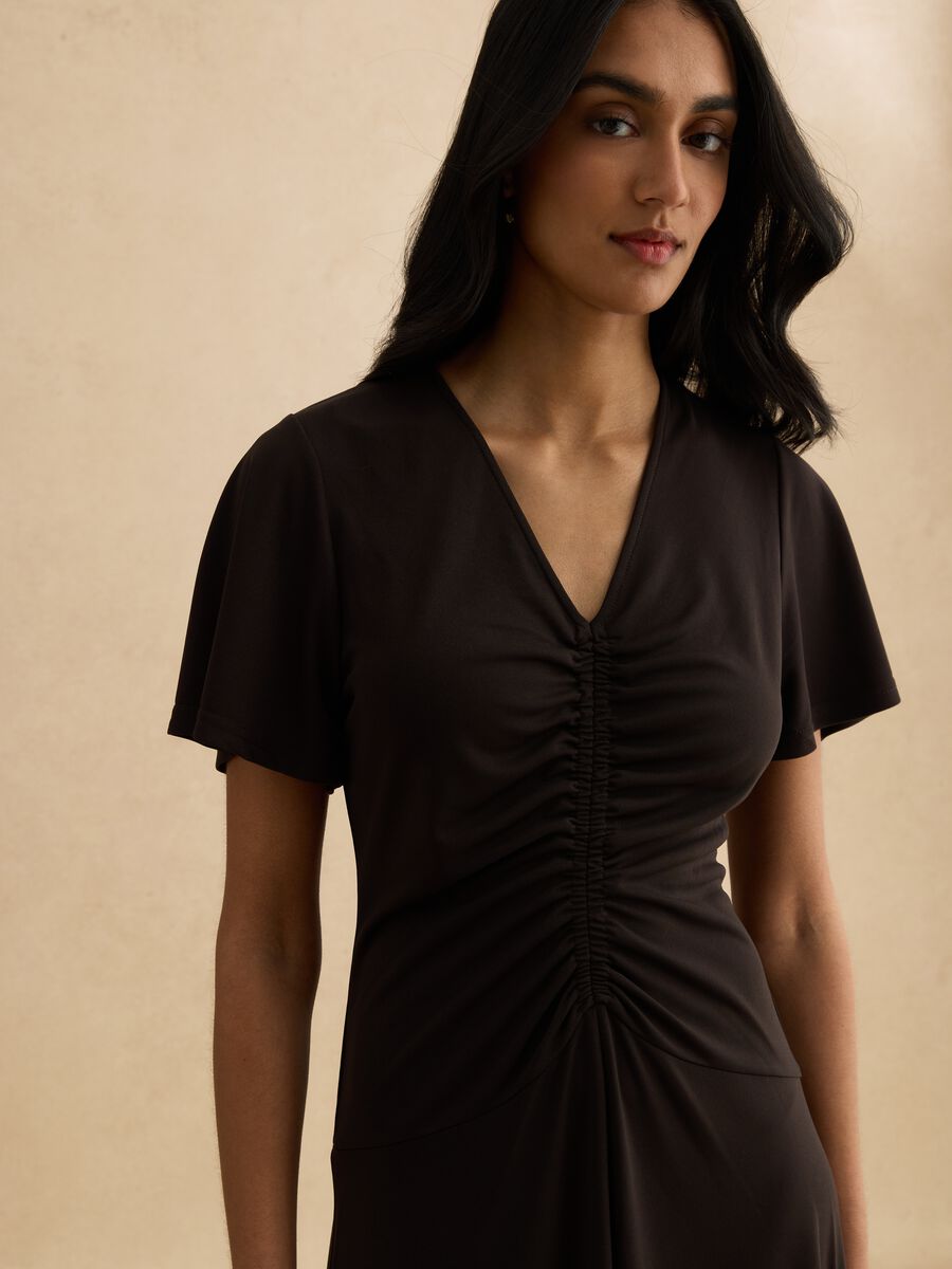 Abito nero con scollo a V arricciato_3