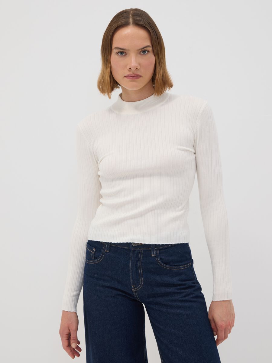 Camisola branca justa de mistura de viscose canelada com gola alta_0