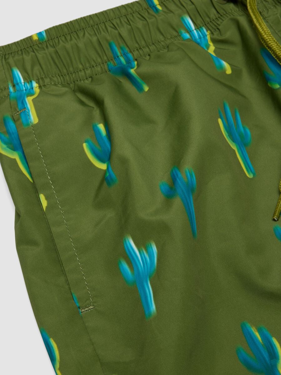Short de bain gar&ccedil;on vert &agrave; imprim&eacute; cactus_3