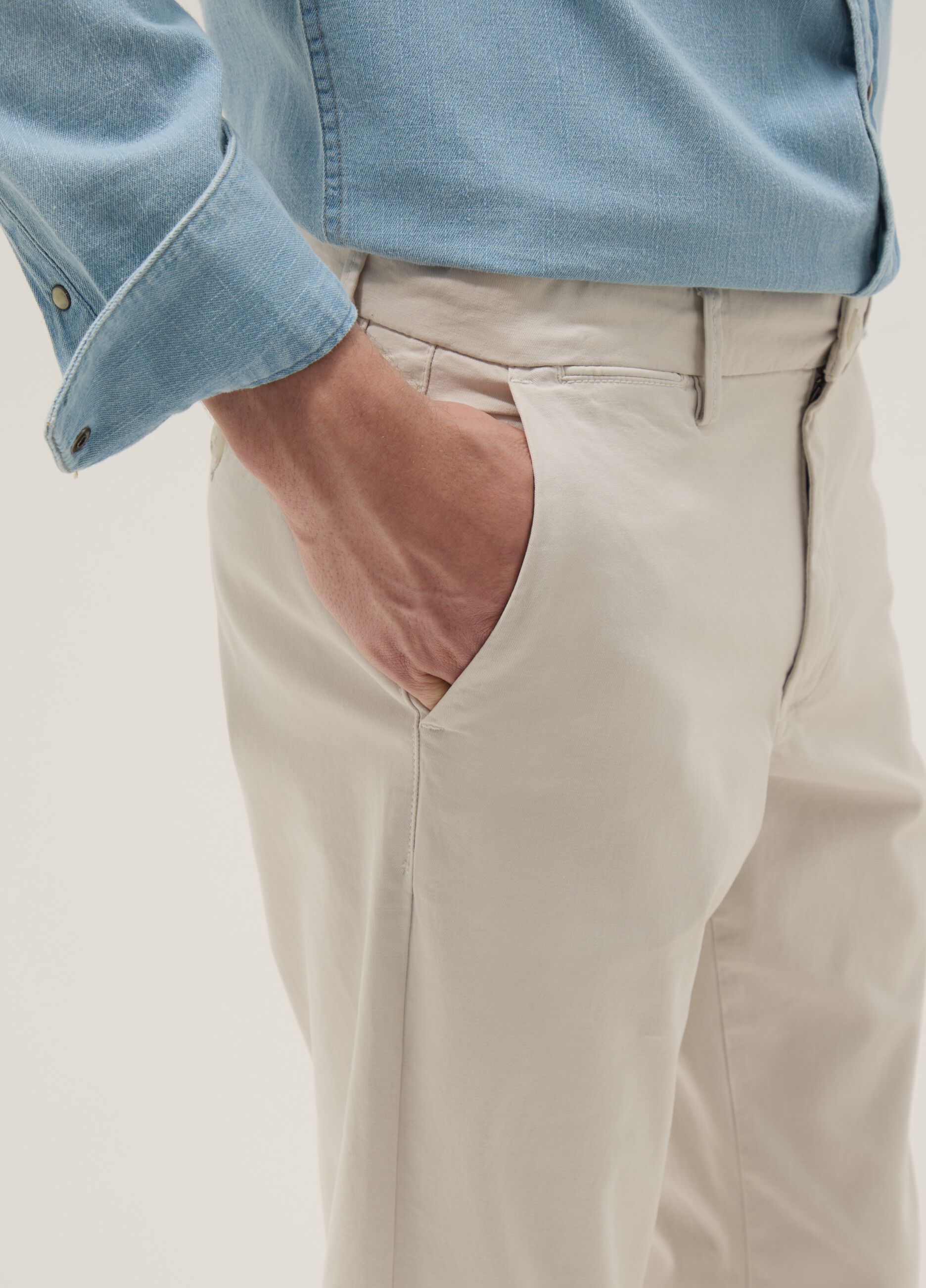 Wei&szlig;e Slim-Fit-Chinohose aus Stretch-Baumwolle