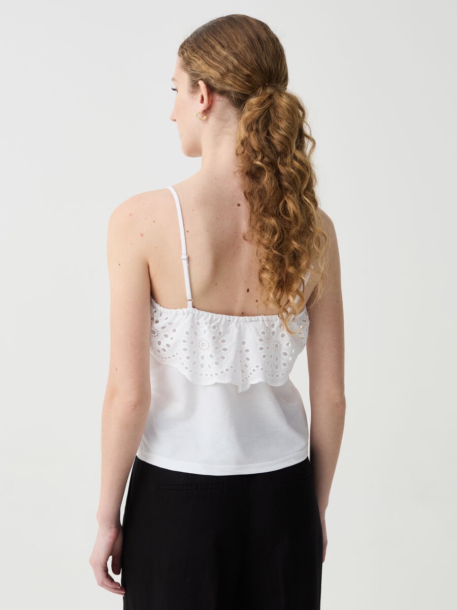 Top with frills in openwork broderie anglaise._2