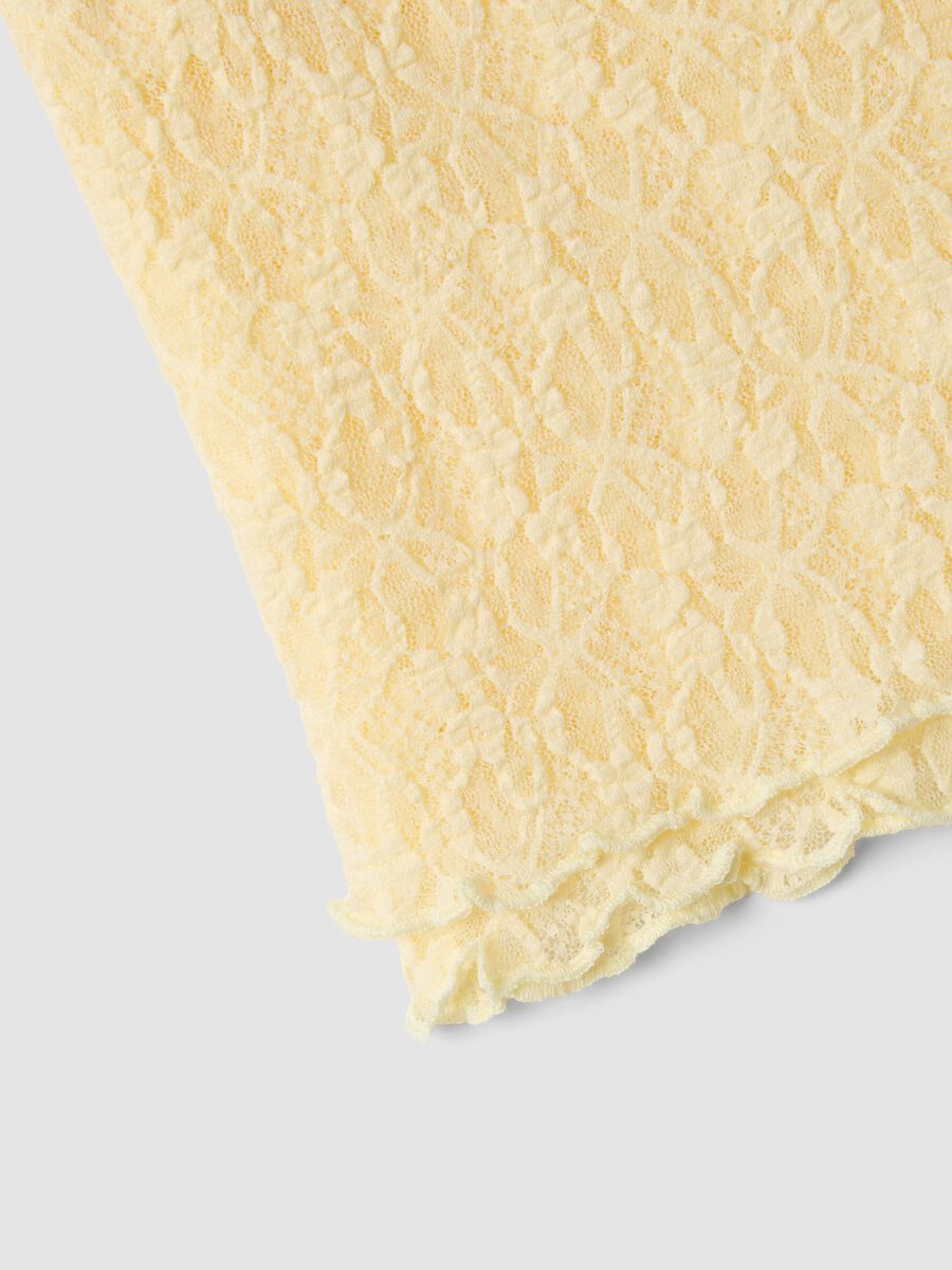 Gelbes, kurzes Stretch-Top mit floraler Struktur_5