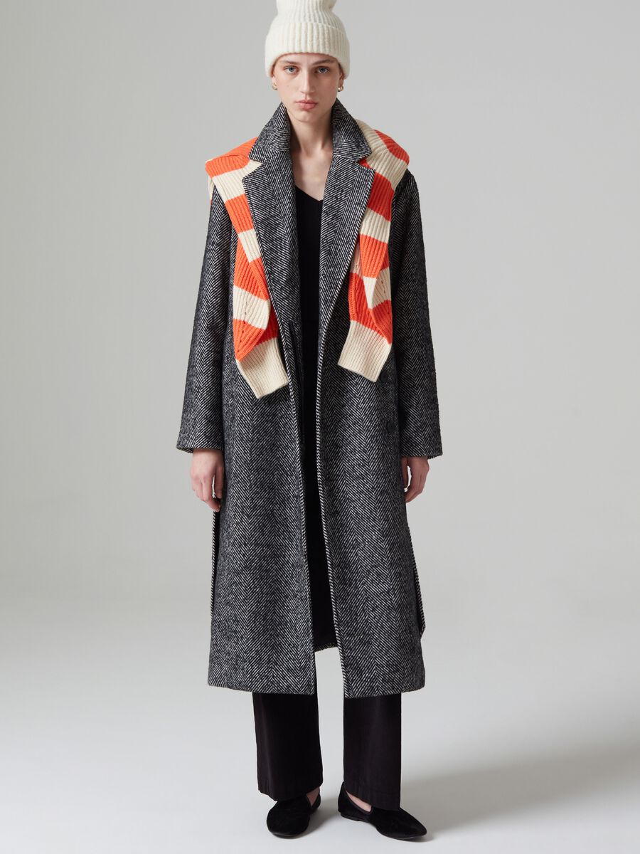 Long coat with herringbone design_2