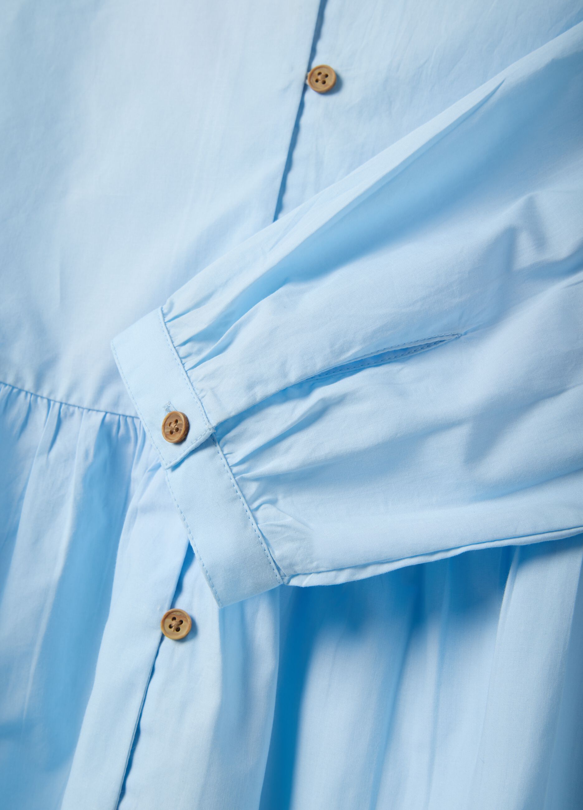 Blaues Baumwollkleid mit tiefem V-Ausschnitt, regular fit