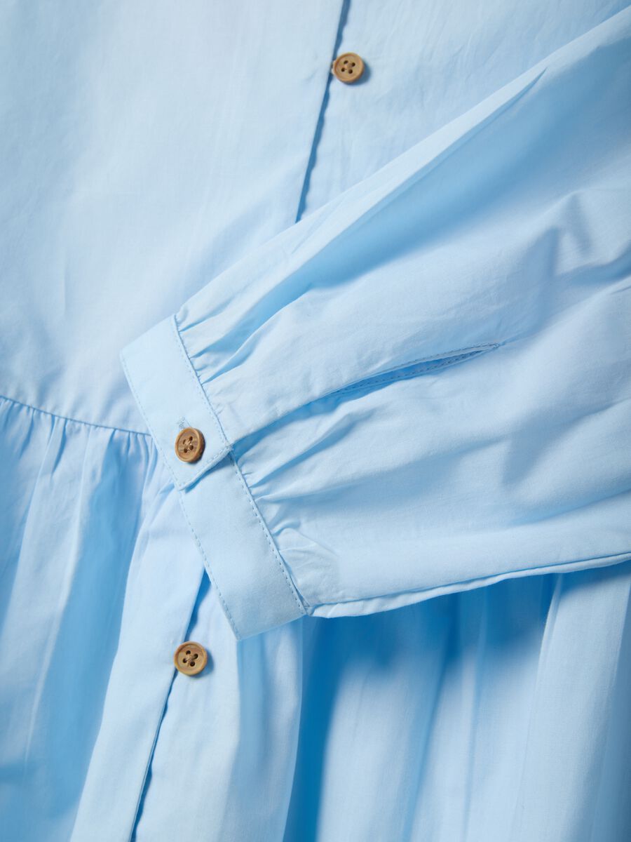 Blaues Baumwollkleid mit tiefem V-Ausschnitt, regular fit_5