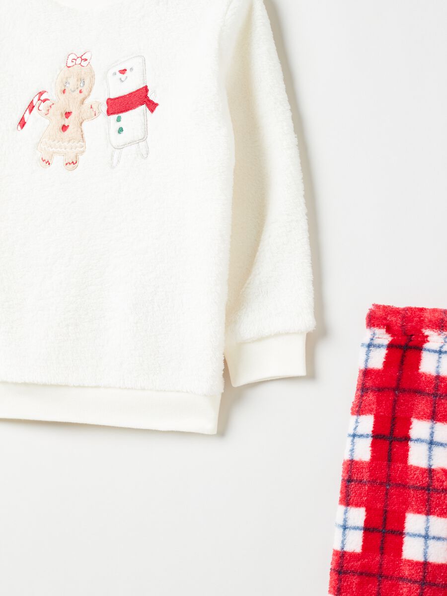 Fleece pyjama with Christmas embroidery_2