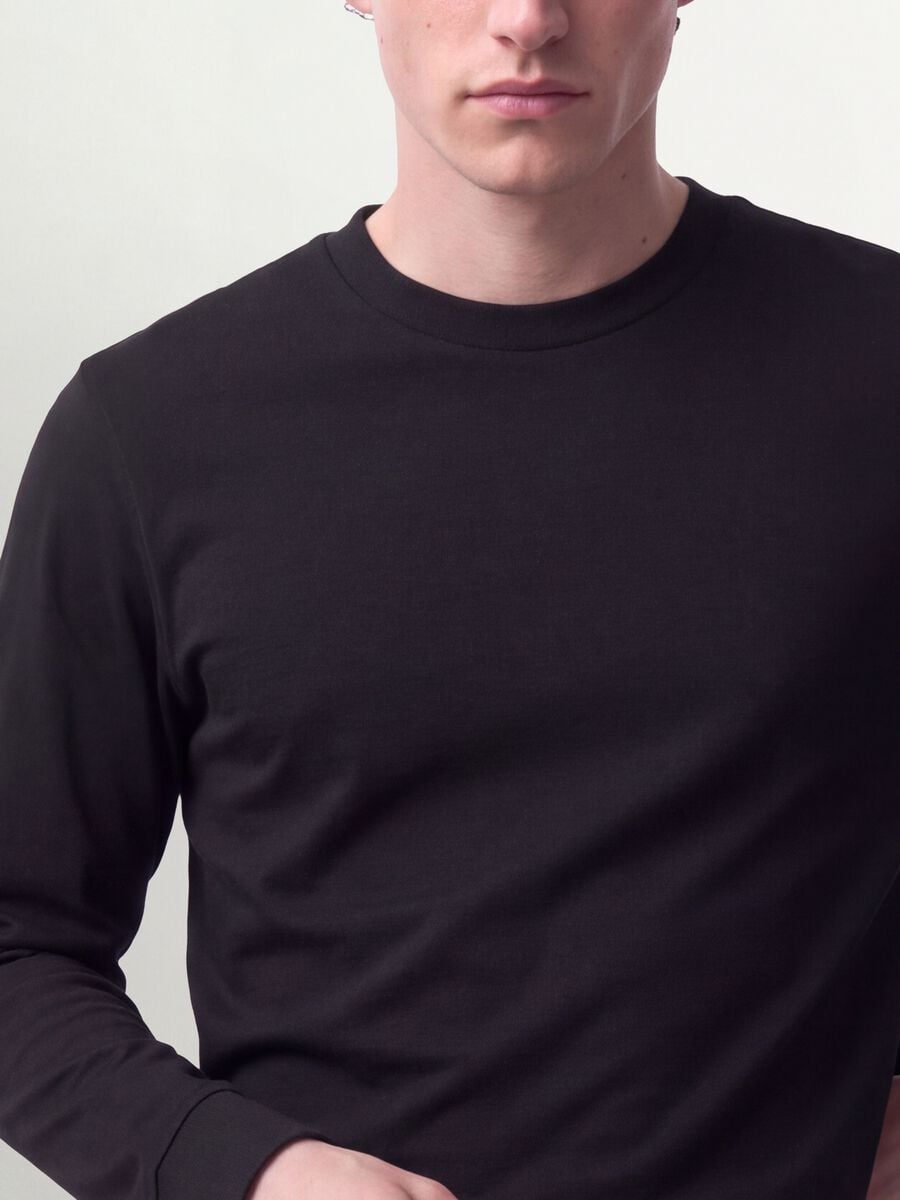 T-shirt preta em algod&atilde;o puro com gola redonda e manga comprida, corte regular_2