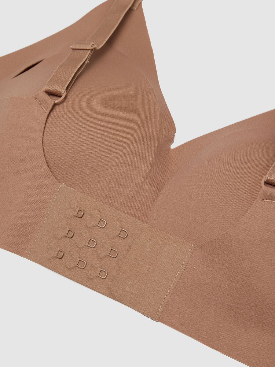Sujetador beige sin costuras con relleno removible_5