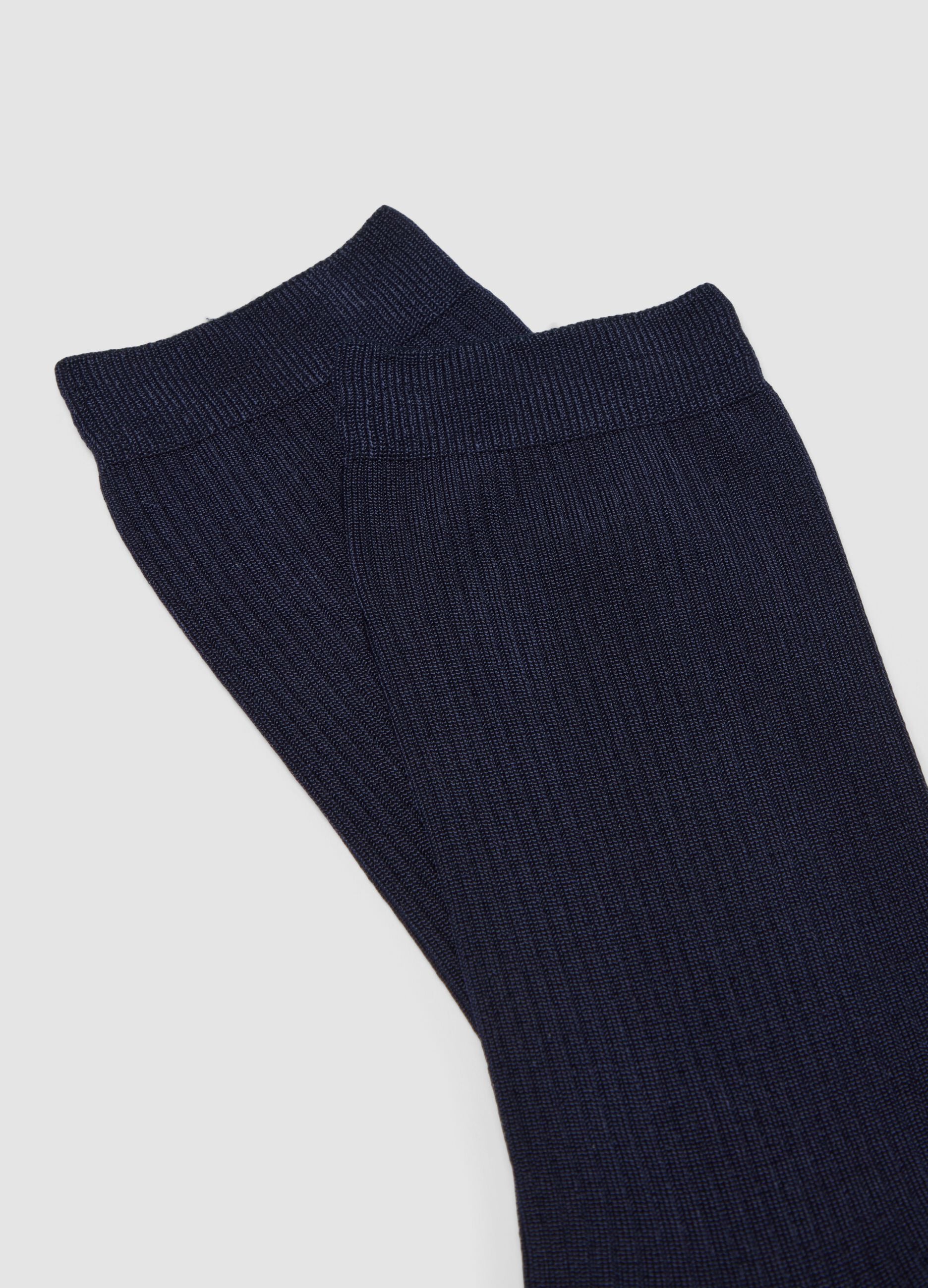 Blaue gerippte Socken aus Stretch-Viskose