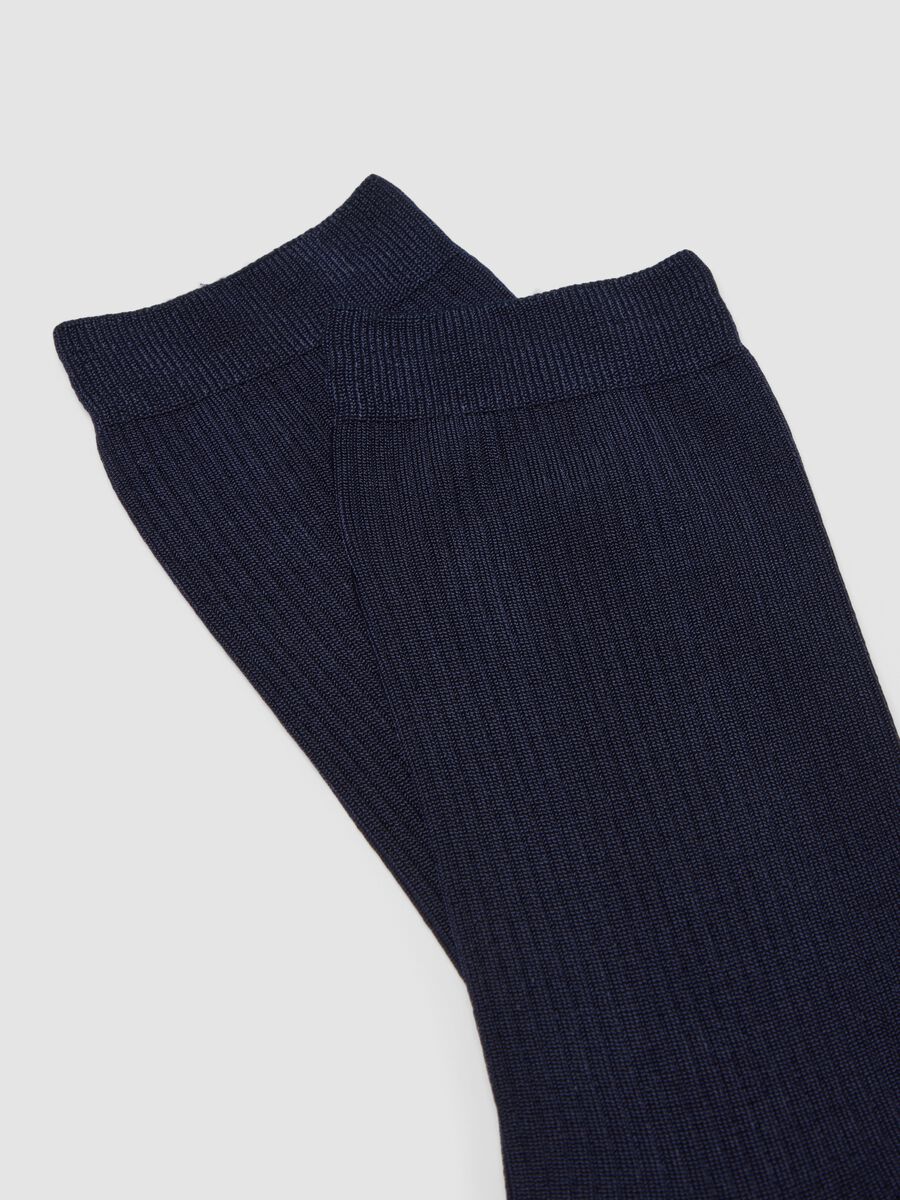Blaue gerippte Socken aus Stretch-Viskose_2