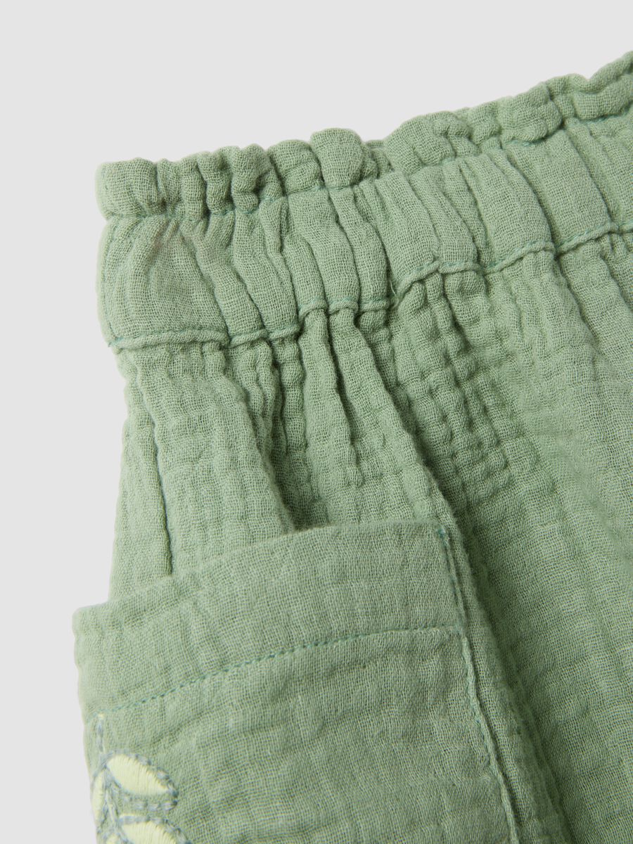 Green pure cotton shorts with floral embroidery for baby girl, regular fit_3