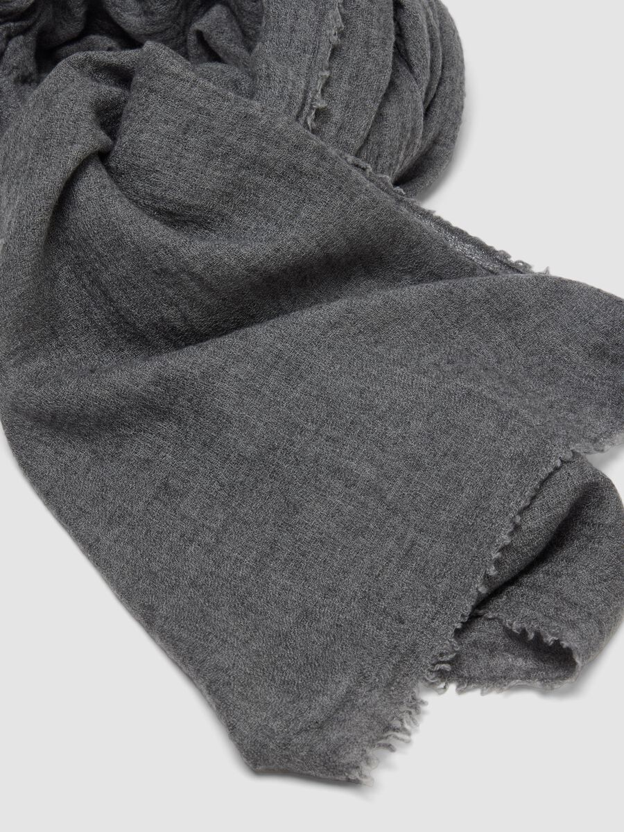 Grey wool-blend scarf with fringed edges_1