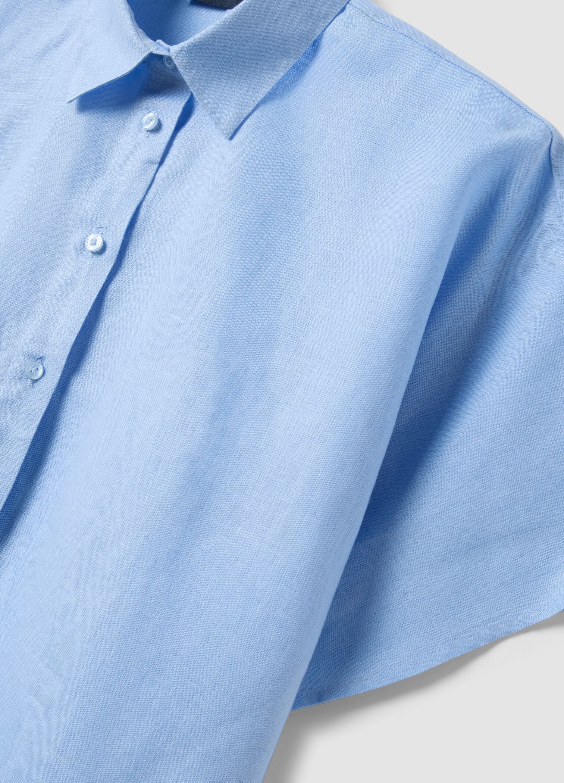 Camisa azul-clara em linho puro, regular fit