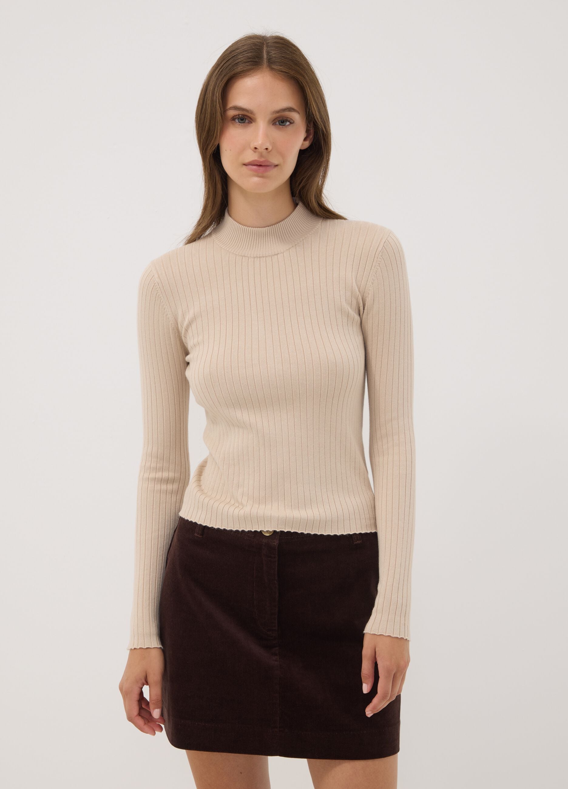 Beiger Rippstrick-Pullover aus Viskosemix mit Stehkragen