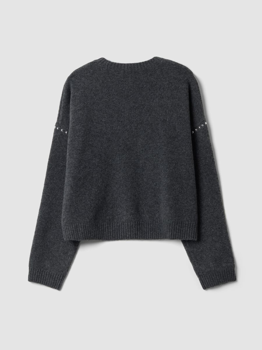 Camisola cinzenta em l&atilde; el&aacute;stica com acabamentos em tachas_6