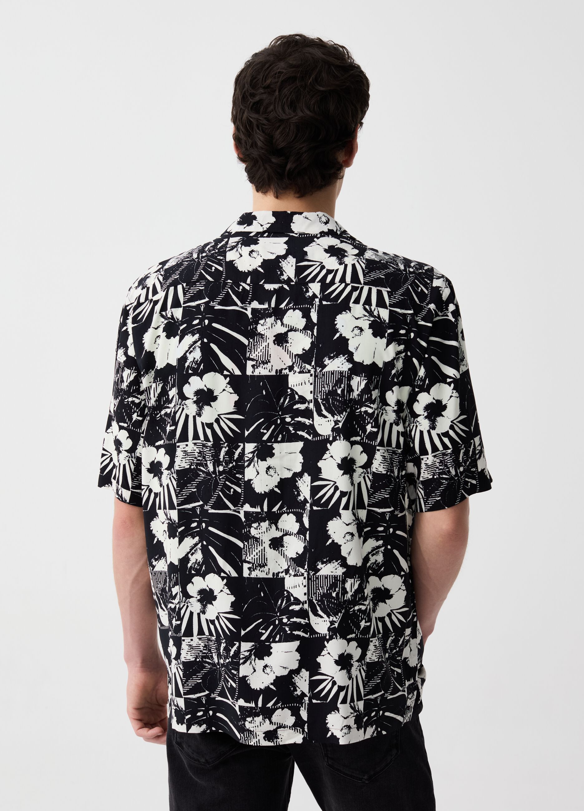 Short-sleeved shirt with flowers print