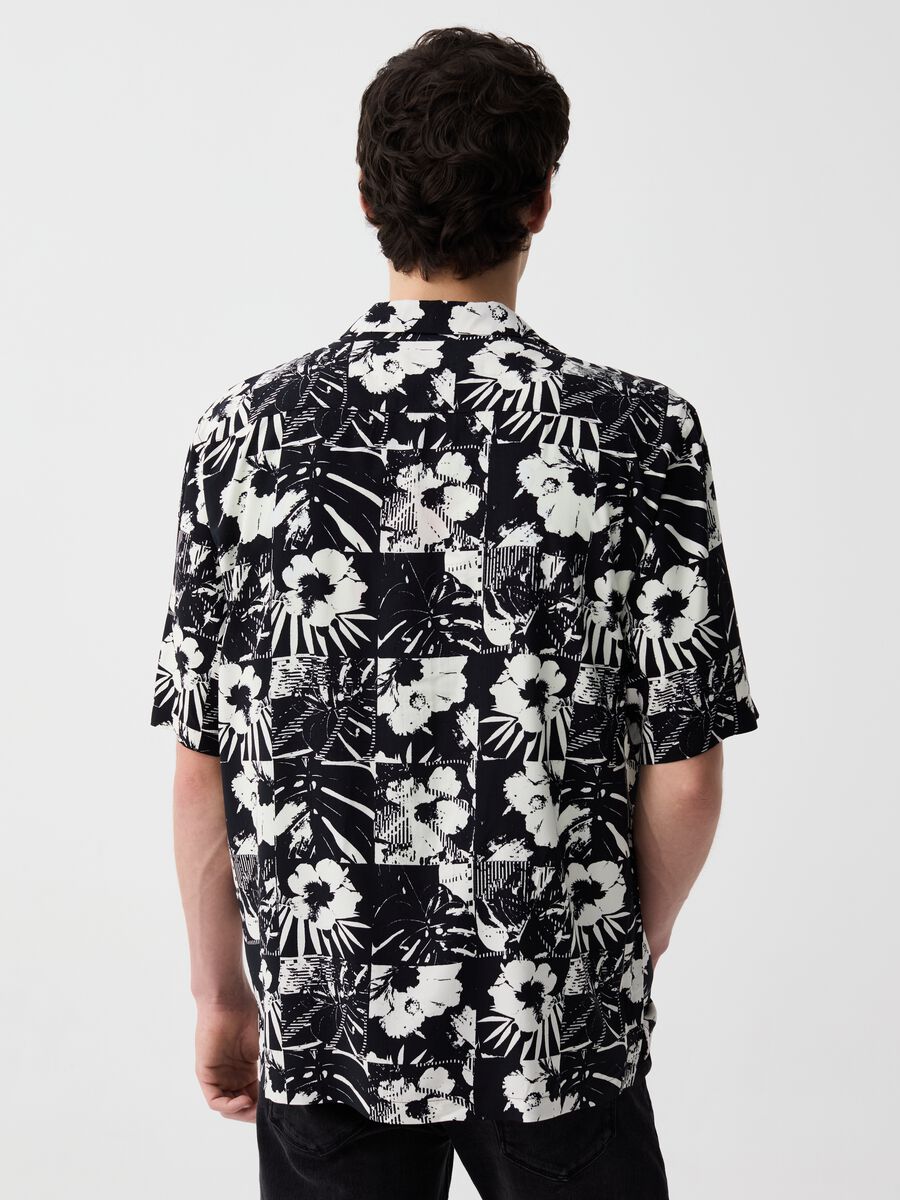 Short-sleeved shirt with flowers print_2