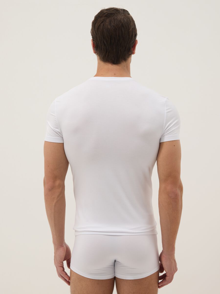 Camiseta blanca de modal el&aacute;stico, corte regular_2