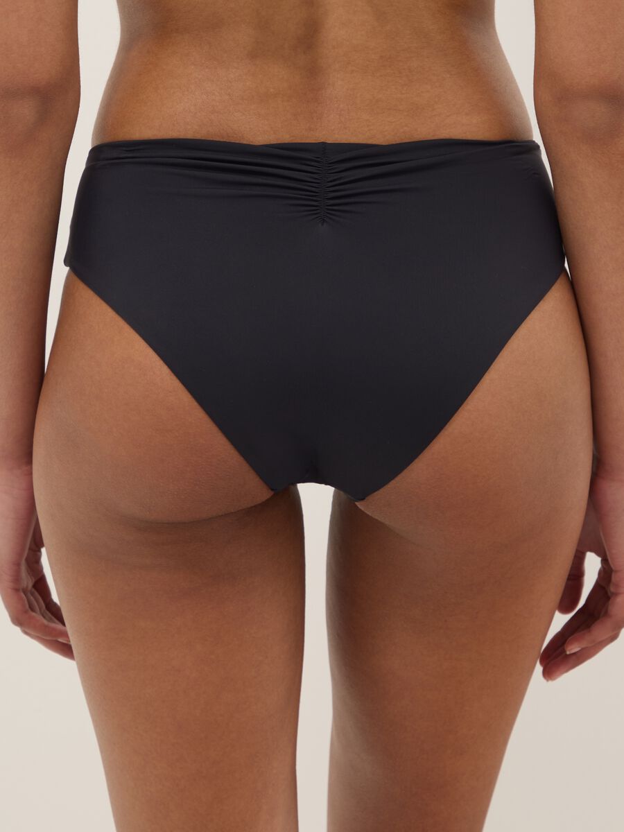 Schwarze Stretch-Badehose mit Stickdetails_2